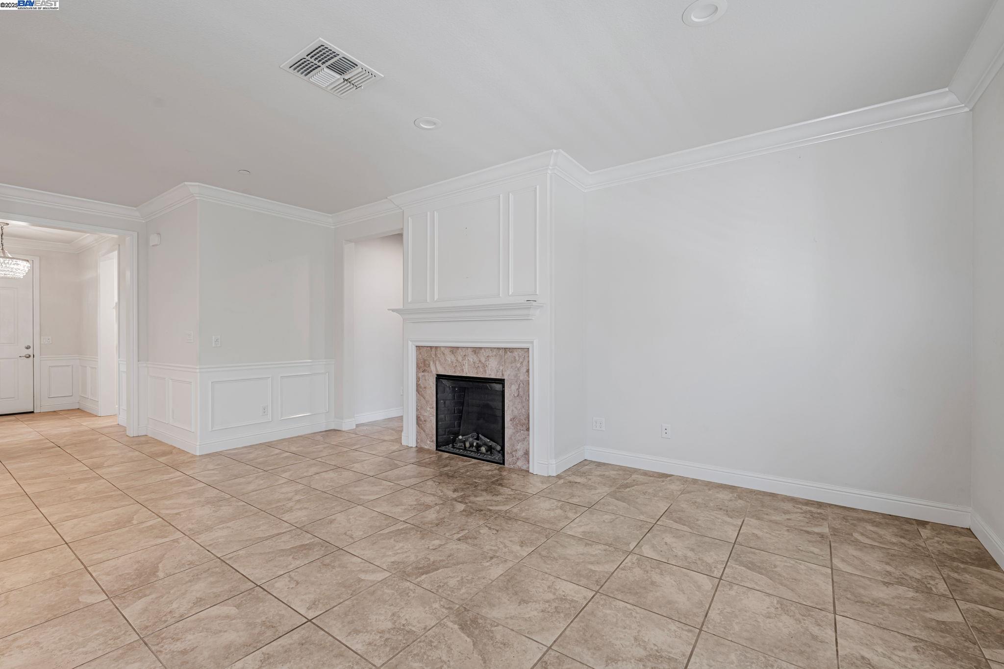 Detail Gallery Image 7 of 27 For 2491 Redbud Way, Manteca,  CA 95336 - 3 Beds | 2 Baths
