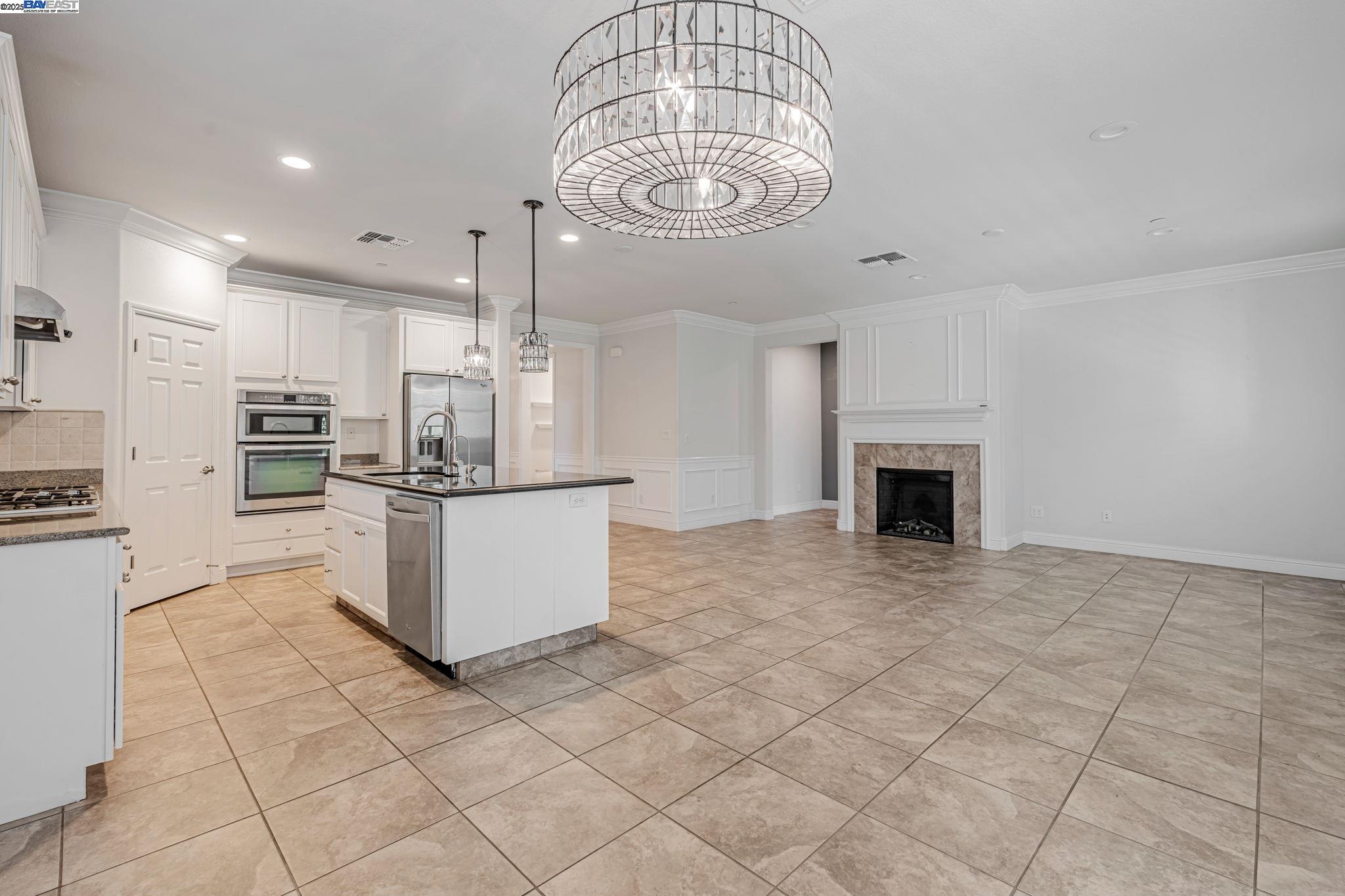 Detail Gallery Image 8 of 27 For 2491 Redbud Way, Manteca,  CA 95336 - 3 Beds | 2 Baths