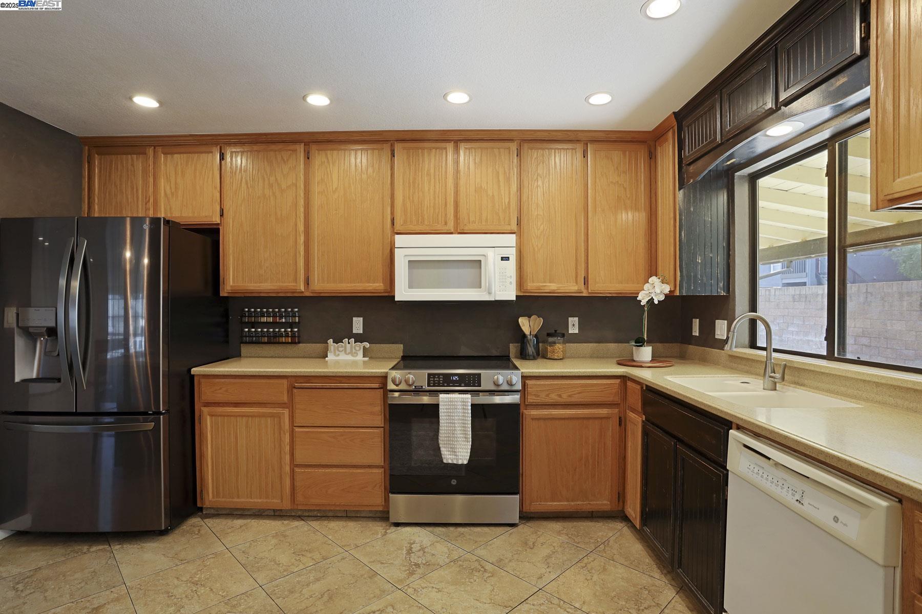 Detail Gallery Image 10 of 37 For 1312 Wylmawood Ln, Modesto,  CA 95355 - 3 Beds | 2 Baths