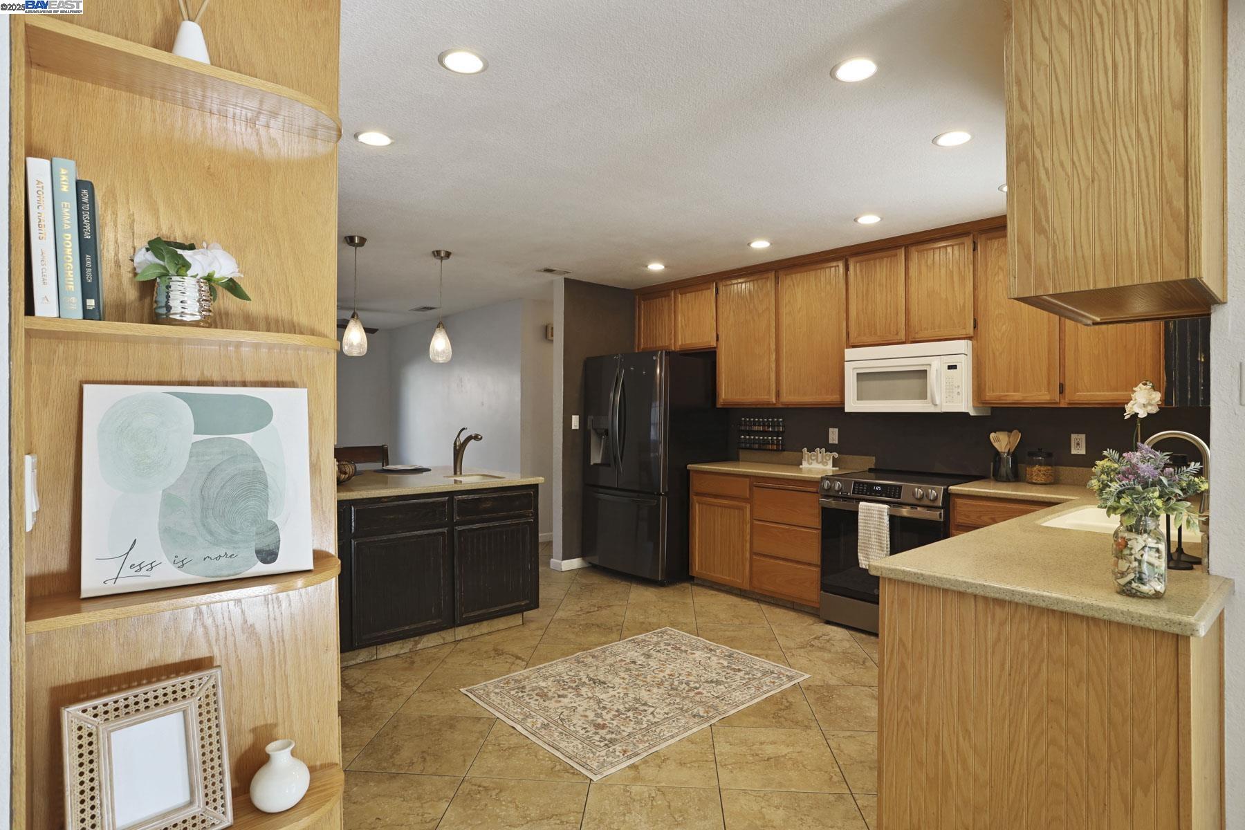 Detail Gallery Image 9 of 37 For 1312 Wylmawood Ln, Modesto,  CA 95355 - 3 Beds | 2 Baths