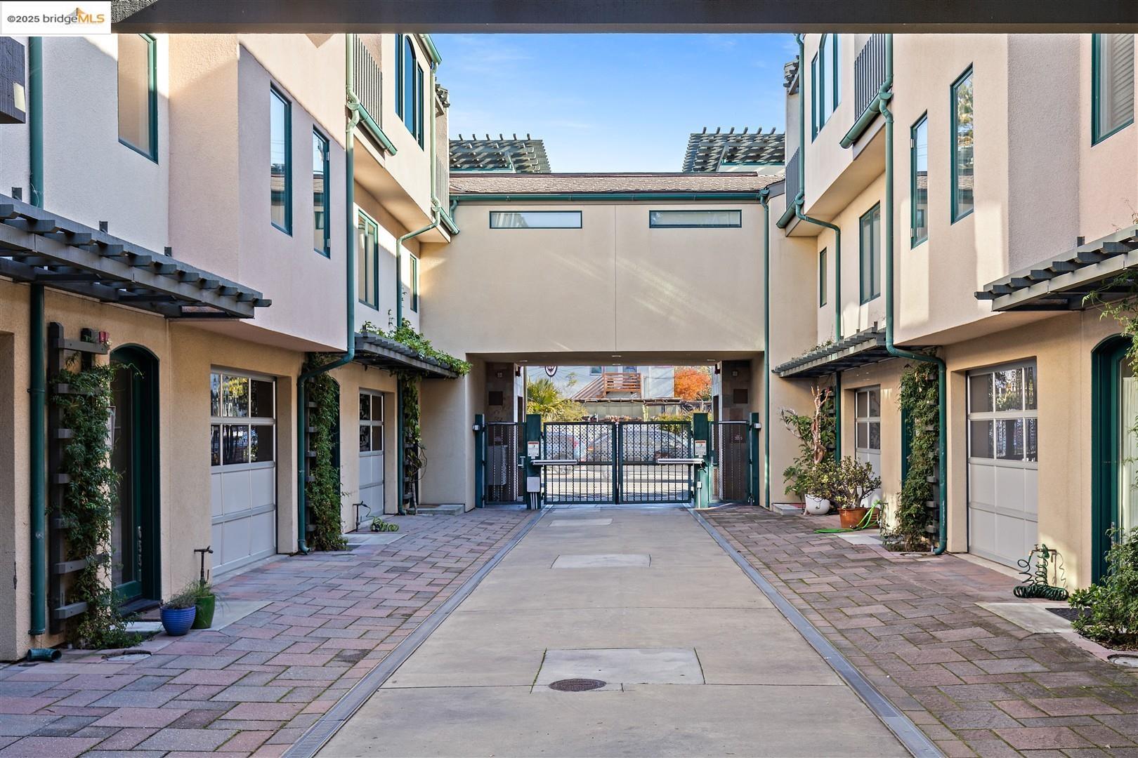 Detail Gallery Image 4 of 44 For 6555 Shattuck Avenue, Oakland,  CA 94609 - 1 Beds | 1/1 Baths