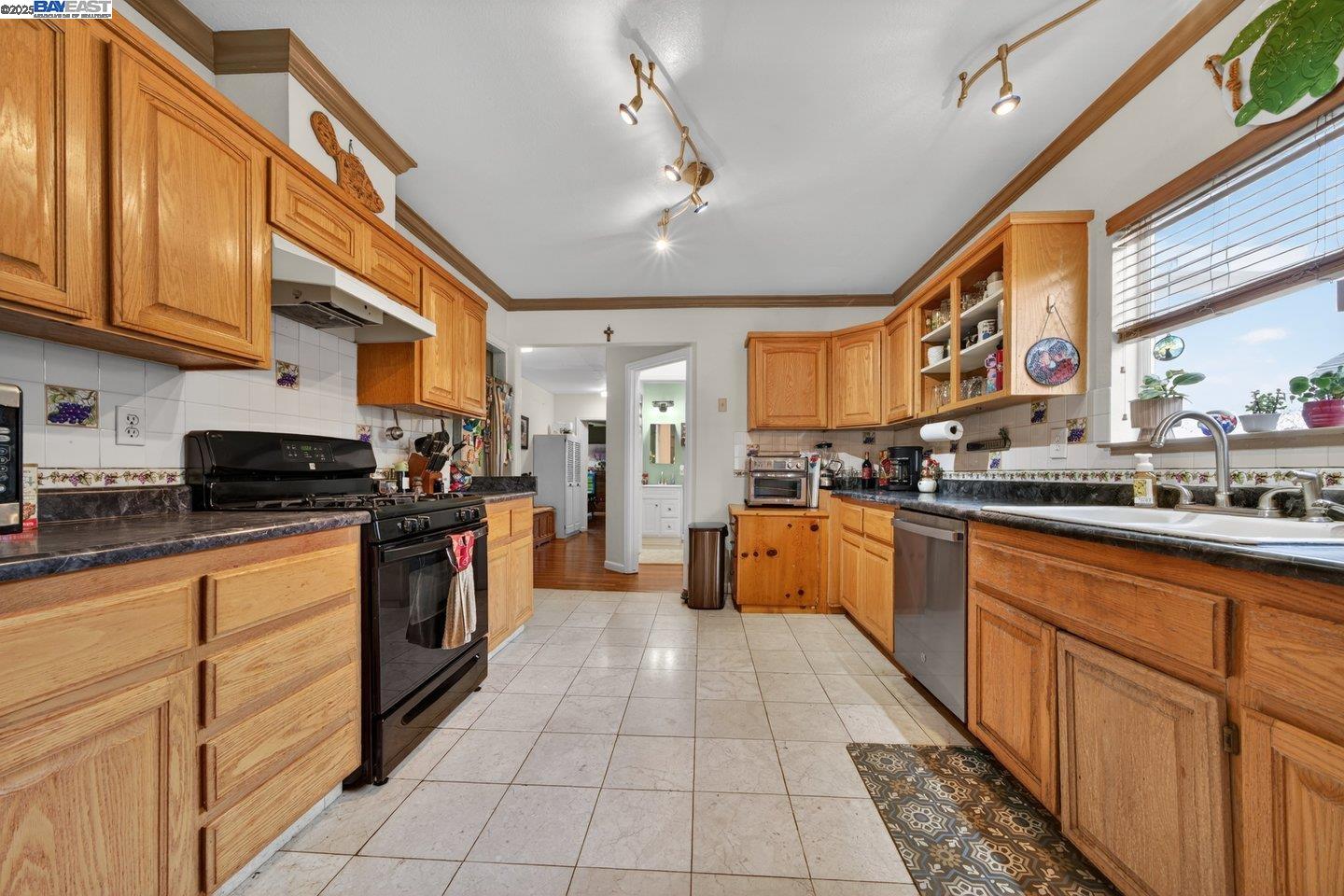 Detail Gallery Image 11 of 40 For 229 Lake Ave, Rodeo,  CA 94572 - 3 Beds | 2 Baths