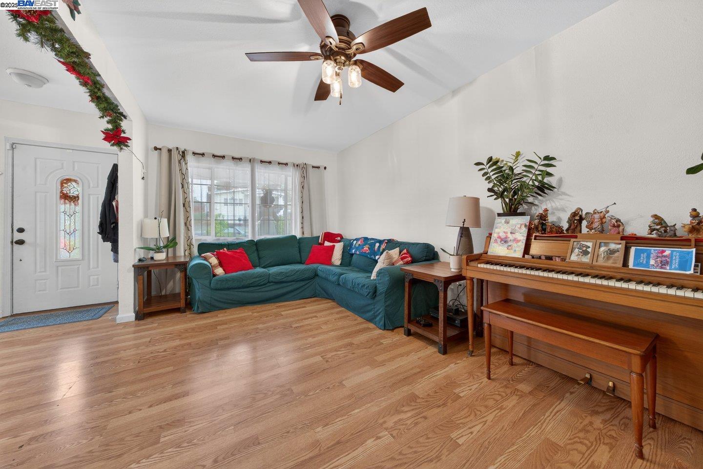 Detail Gallery Image 4 of 40 For 229 Lake Ave, Rodeo,  CA 94572 - 3 Beds | 2 Baths