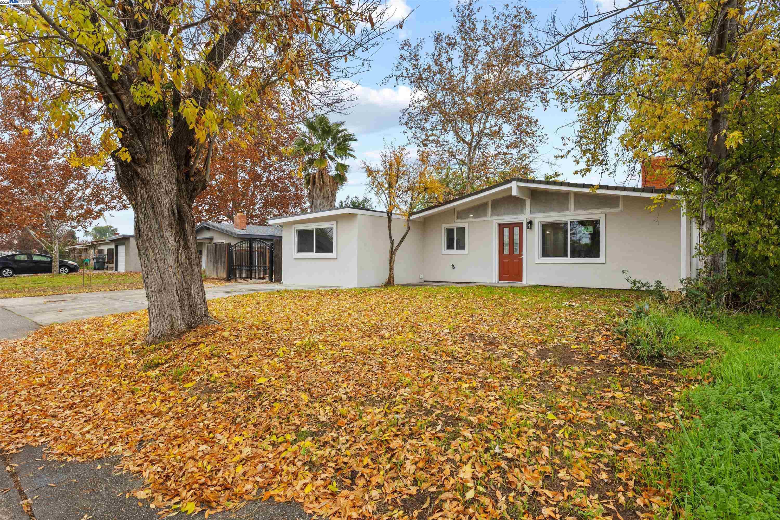 Detail Gallery Image 4 of 35 For 7941 Andora Way, Sacramento,  CA 95824 - 4 Beds | 1 Baths