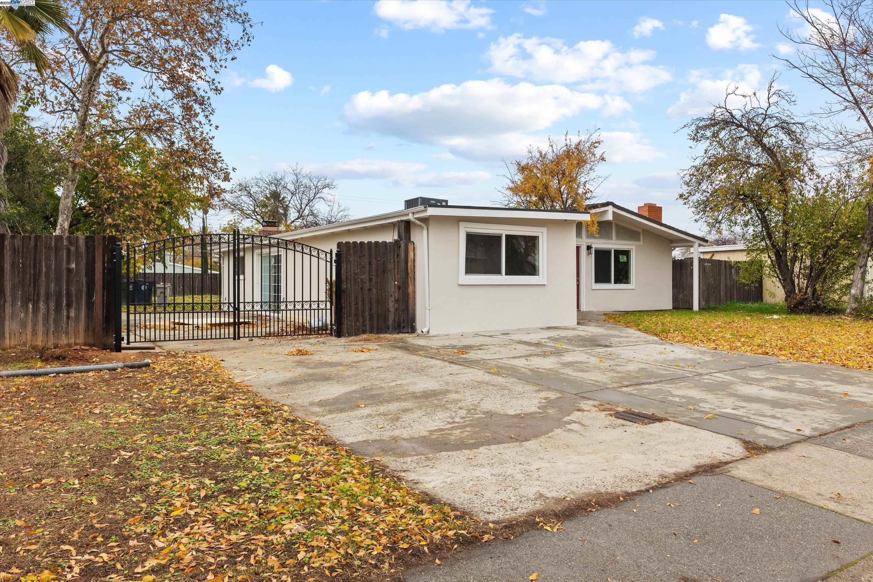 Detail Gallery Image 5 of 35 For 7941 Andora Way, Sacramento,  CA 95824 - 4 Beds | 1 Baths