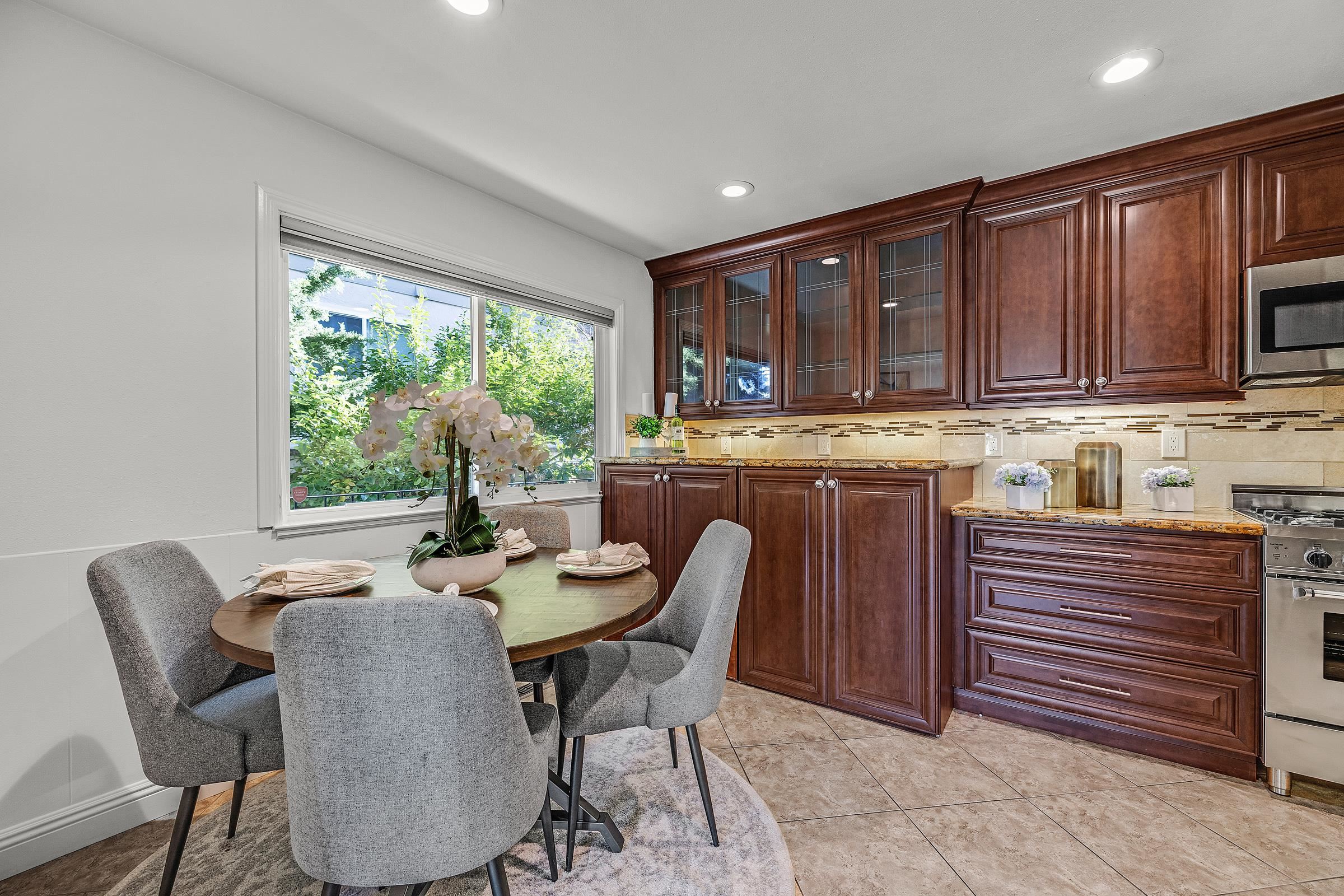 Detail Gallery Image 13 of 31 For 1120 Hollywood Ave #1,  Oakland,  CA 94602 - 3 Beds | 2 Baths