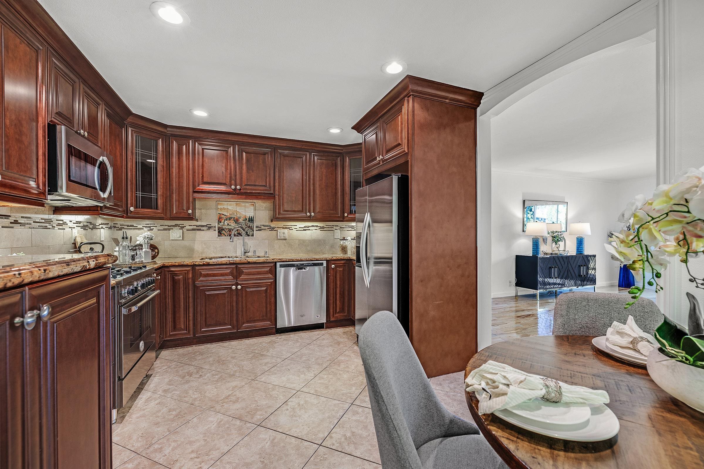 Detail Gallery Image 14 of 31 For 1120 Hollywood Ave #1,  Oakland,  CA 94602 - 3 Beds | 2 Baths