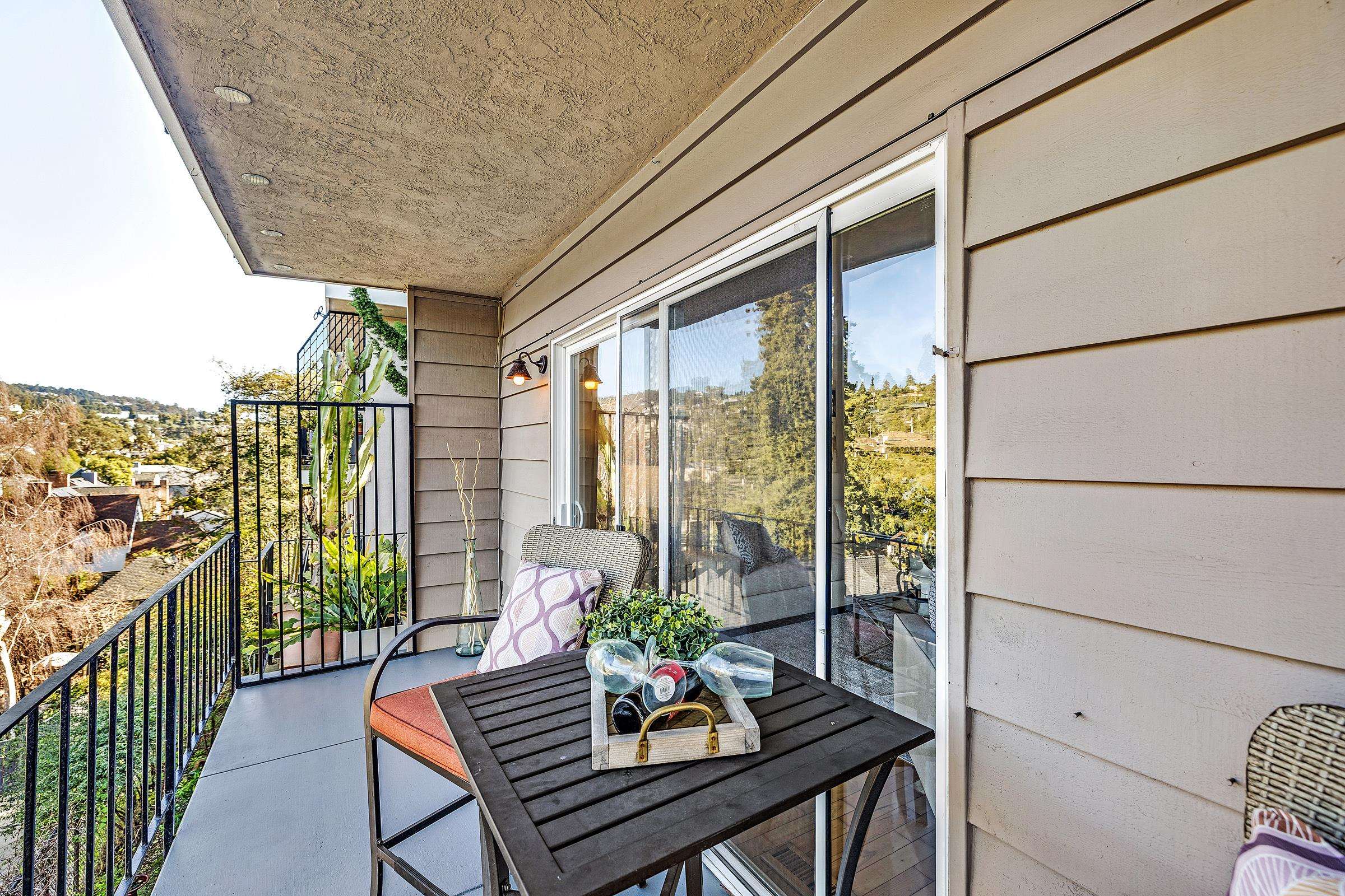 Detail Gallery Image 7 of 31 For 1120 Hollywood Ave #1,  Oakland,  CA 94602 - 3 Beds | 2 Baths