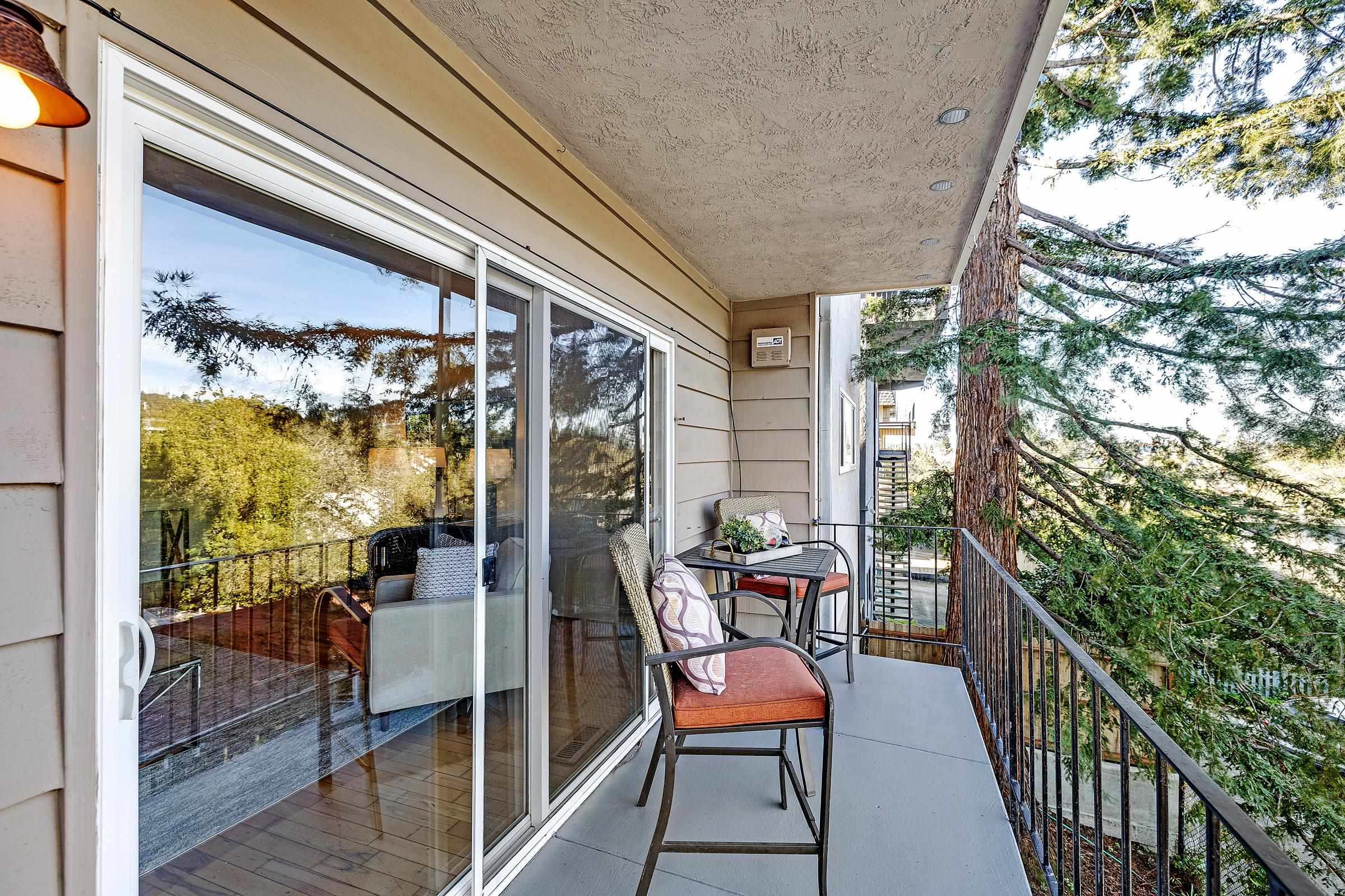 Detail Gallery Image 8 of 31 For 1120 Hollywood Ave #1,  Oakland,  CA 94602 - 3 Beds | 2 Baths
