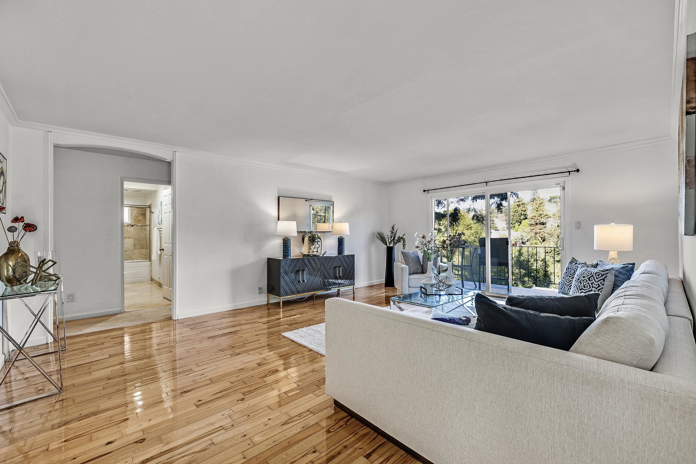 Detail Gallery Image 10 of 31 For 1120 Hollywood Ave #1,  Oakland,  CA 94602 - 3 Beds | 2 Baths