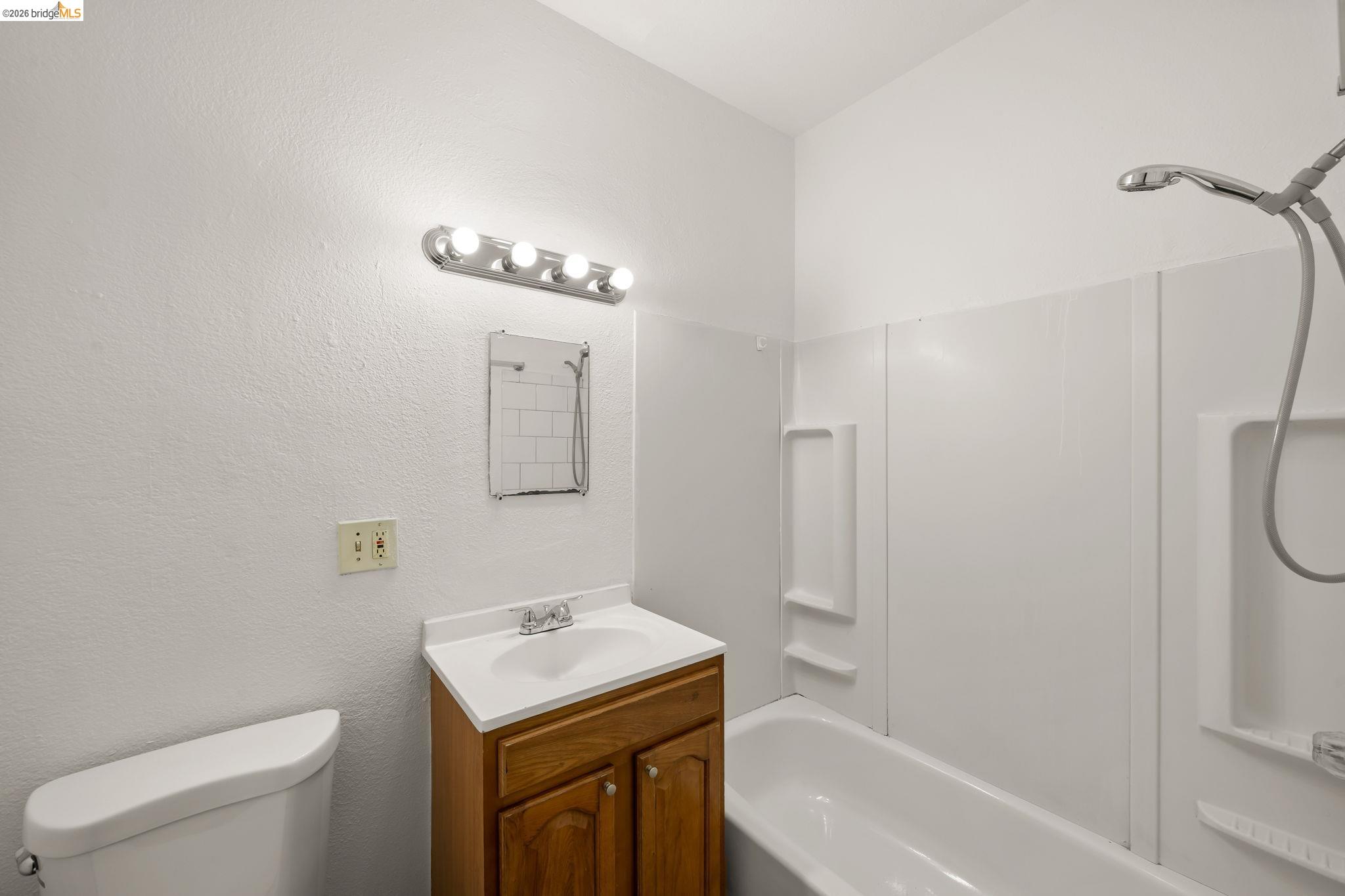 Detail Gallery Image 14 of 23 For 400 Bissell, Richmond,  CA 94801 - 4 Beds | 2 Baths
