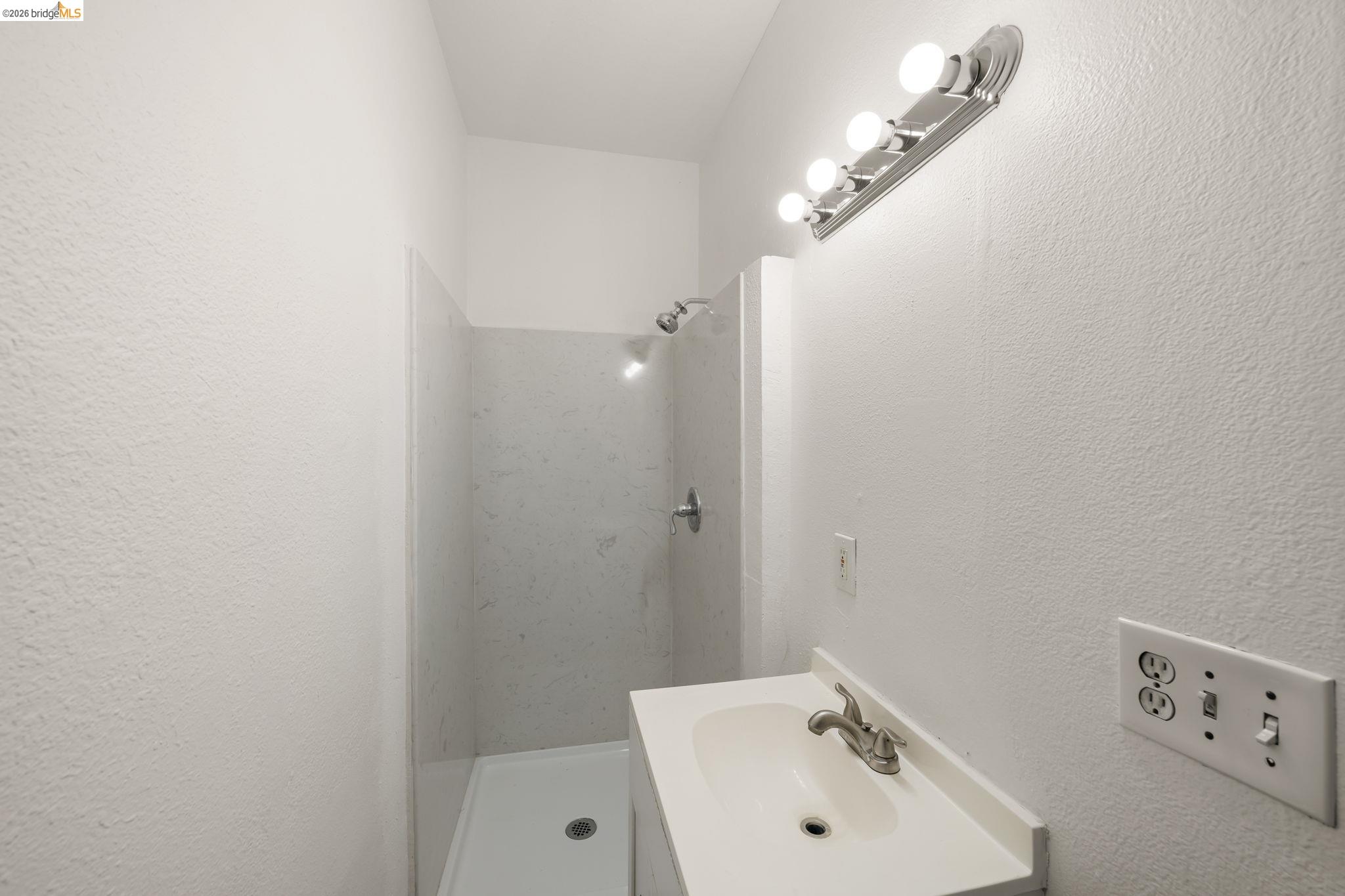 Detail Gallery Image 10 of 23 For 400 Bissell, Richmond,  CA 94801 - 4 Beds | 2 Baths