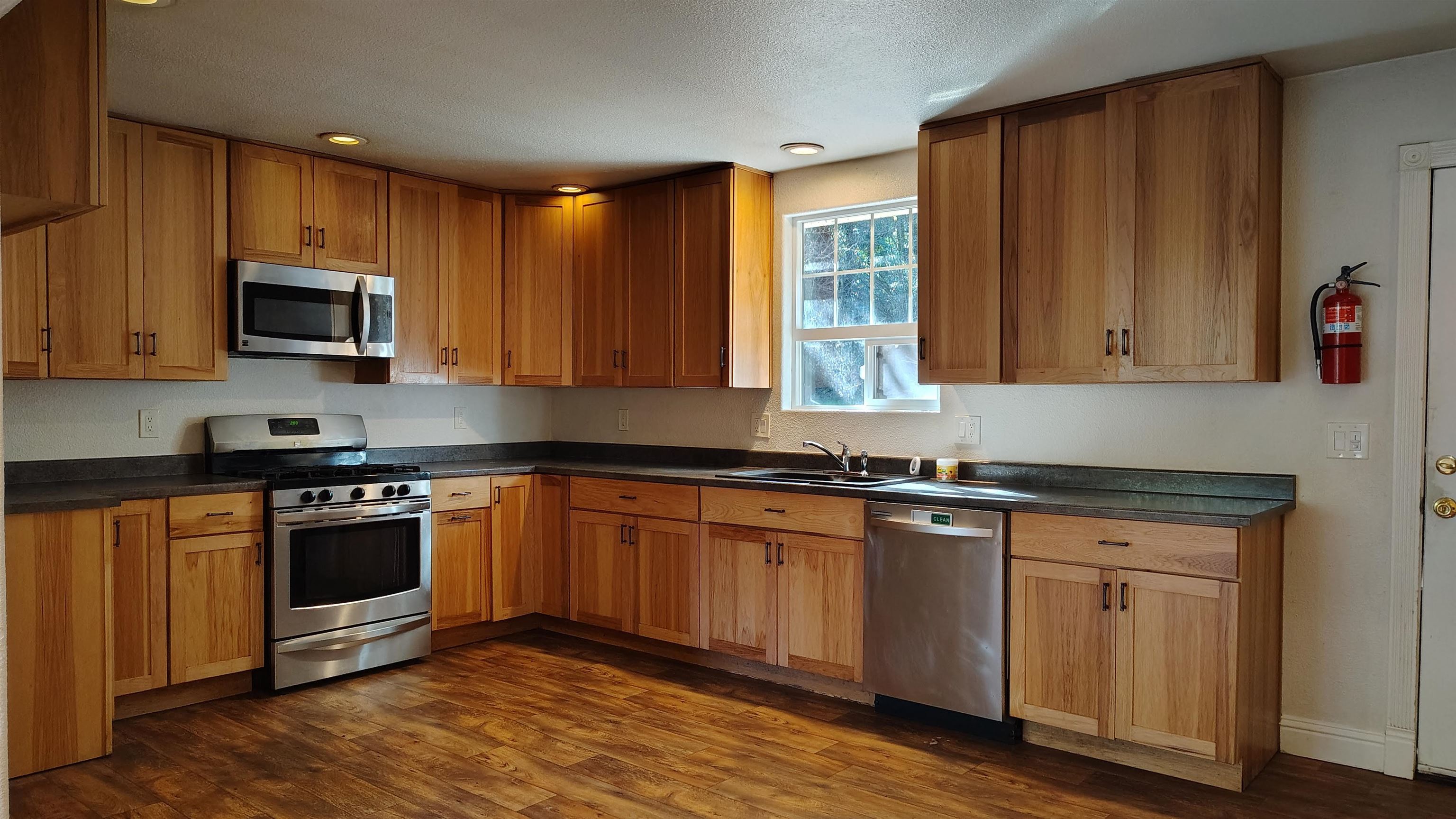 Detail Gallery Image 9 of 22 For 28440 Ryan Creek Rd, Willits,  CA 95490 - 3 Beds | 1 Baths