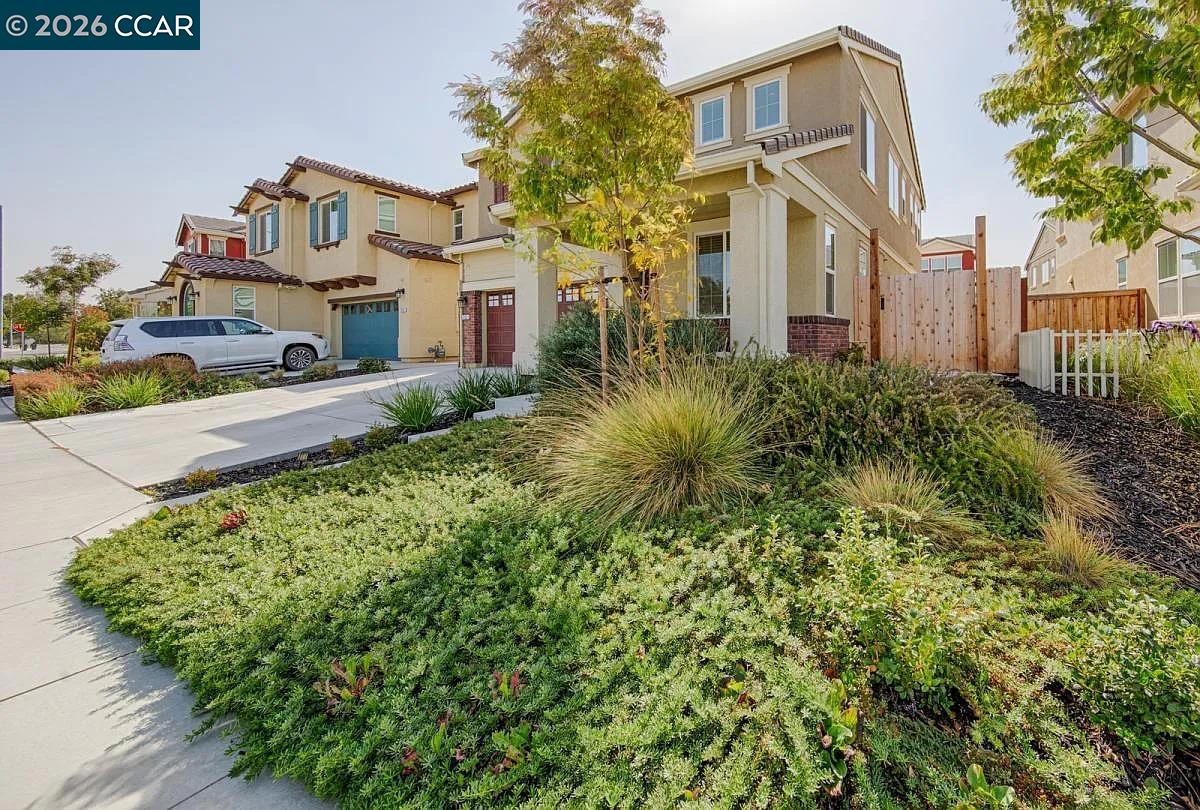 Detail Gallery Image 3 of 25 For 252 Lasata Dr, Tracy,  CA 95377-8441 - 4 Beds | 2/1 Baths