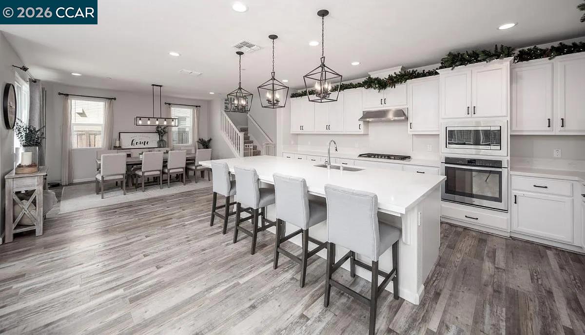 Detail Gallery Image 4 of 25 For 252 Lasata Dr, Tracy,  CA 95377-8441 - 4 Beds | 2/1 Baths