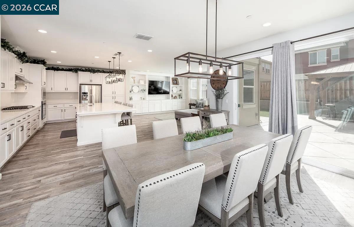 Detail Gallery Image 6 of 25 For 252 Lasata Dr, Tracy,  CA 95377-8441 - 4 Beds | 2/1 Baths