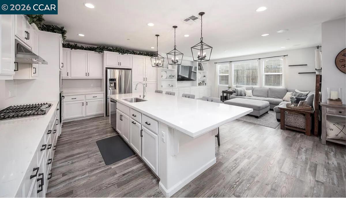 Detail Gallery Image 7 of 25 For 252 Lasata Dr, Tracy,  CA 95377-8441 - 4 Beds | 2/1 Baths