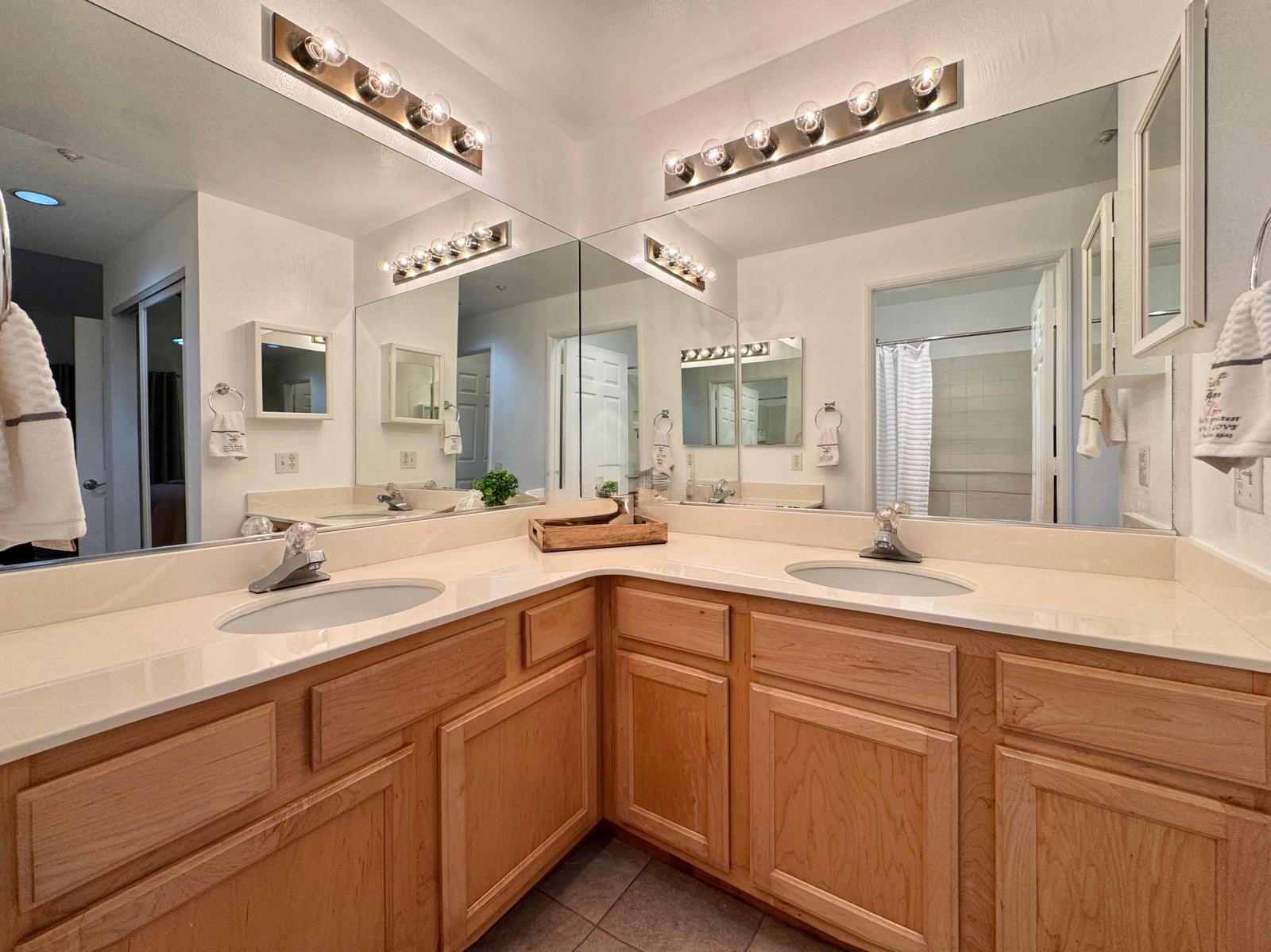 Detail Gallery Image 17 of 36 For 320 Caldecott Ln #127,  Oakland,  CA 94618 - 2 Beds | 2 Baths