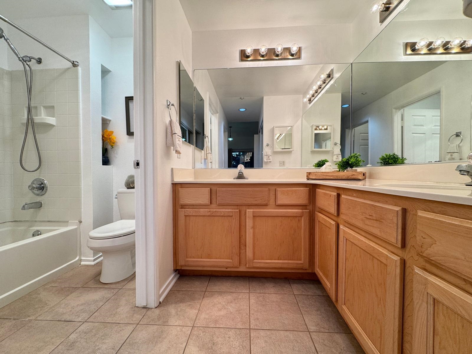 Detail Gallery Image 18 of 36 For 320 Caldecott Ln #127,  Oakland,  CA 94618 - 2 Beds | 2 Baths