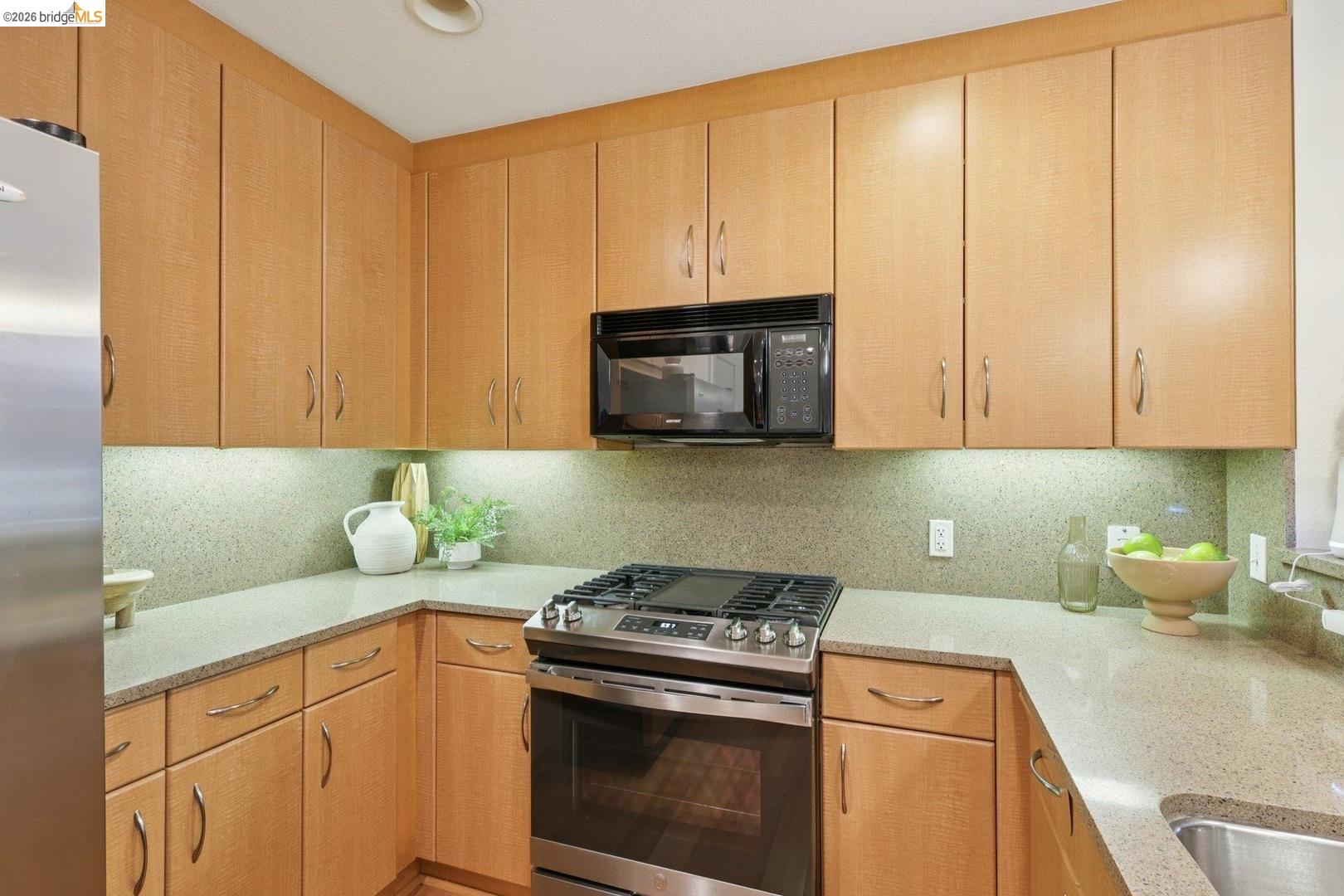 Detail Gallery Image 12 of 32 For 1511 Jefferson St Unit Th11,  Oakland,  CA 94612 - 2 Beds | 2/1 Baths