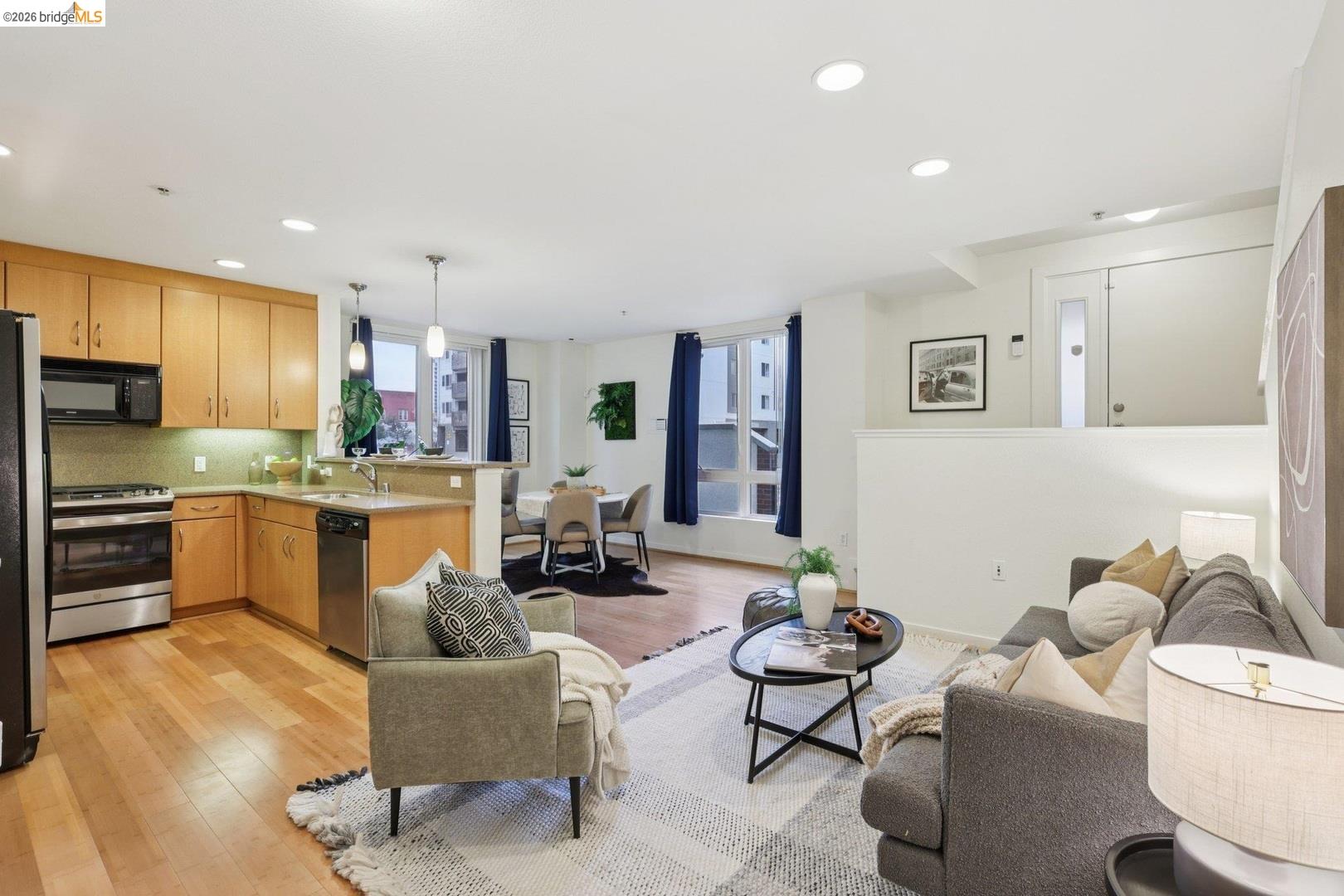 Detail Gallery Image 8 of 32 For 1511 Jefferson St Unit Th11,  Oakland,  CA 94612 - 2 Beds | 2/1 Baths