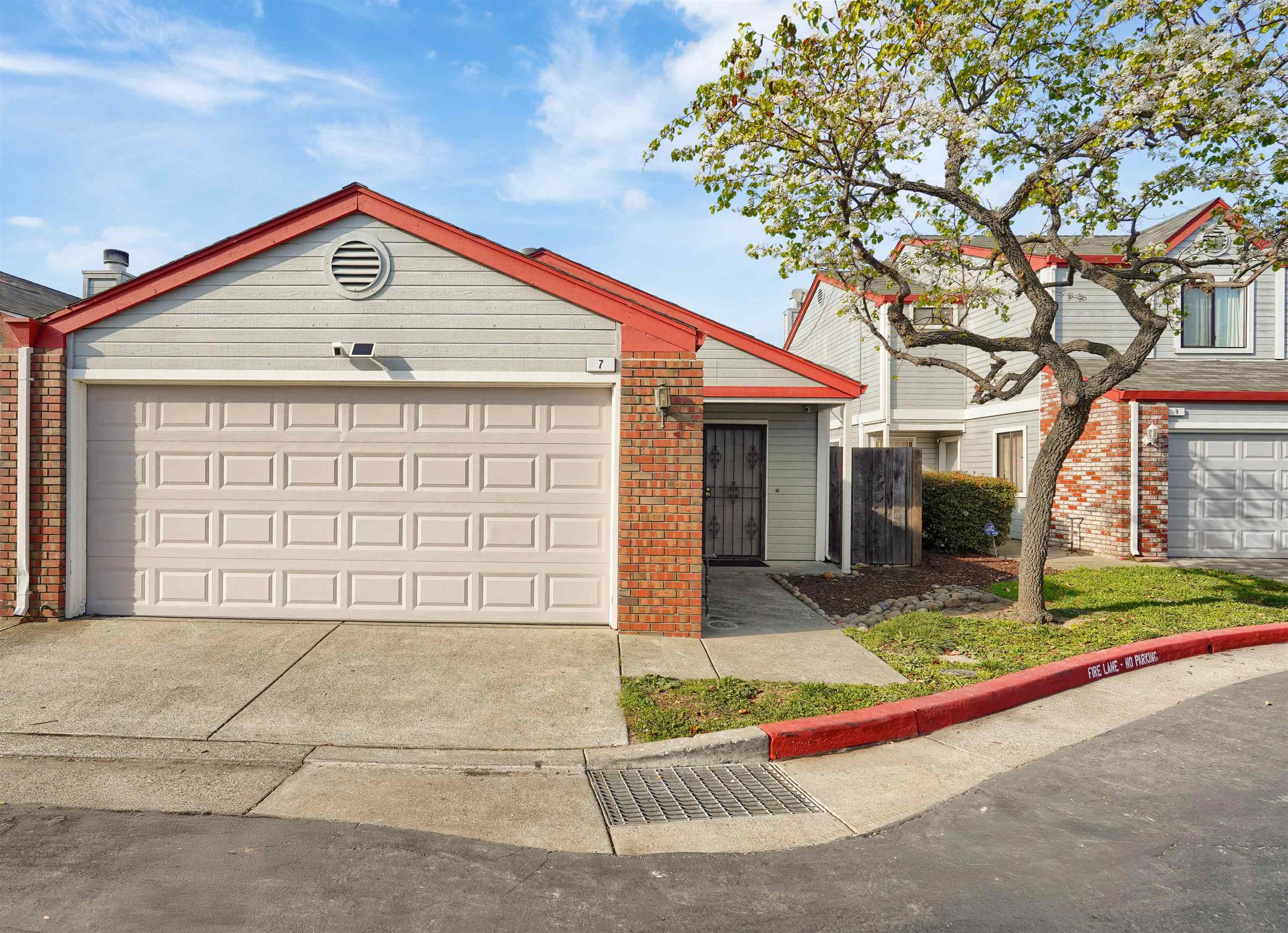 Detail Gallery Image 2 of 45 For 7 Town Square Pl, Oakland,  CA 94603 - 3 Beds | 2 Baths