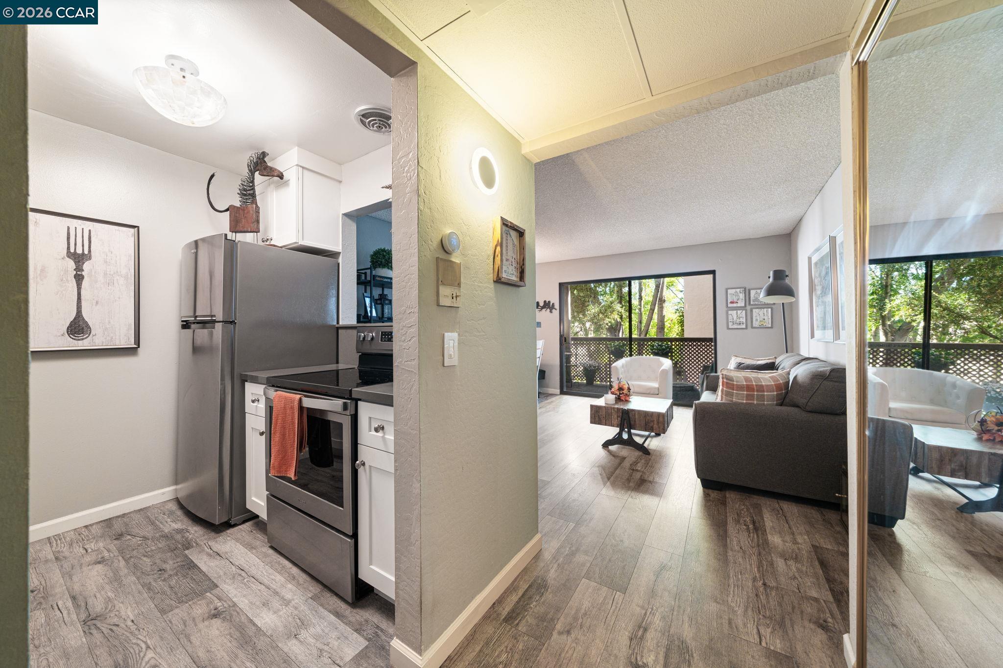 Detail Gallery Image 6 of 24 For 320 N Civic Drive #407,  Walnut Creek,  CA 94596 - 1 Beds | 1 Baths