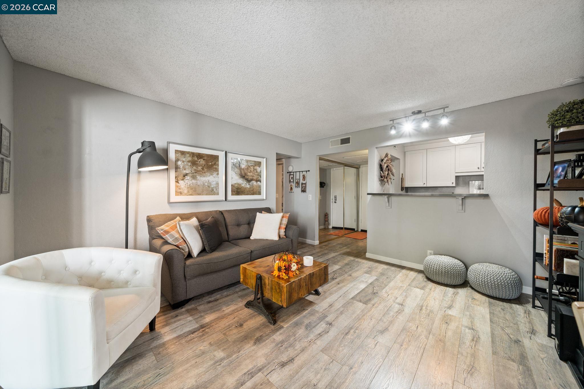 Detail Gallery Image 8 of 24 For 320 N Civic Drive #407,  Walnut Creek,  CA 94596 - 1 Beds | 1 Baths