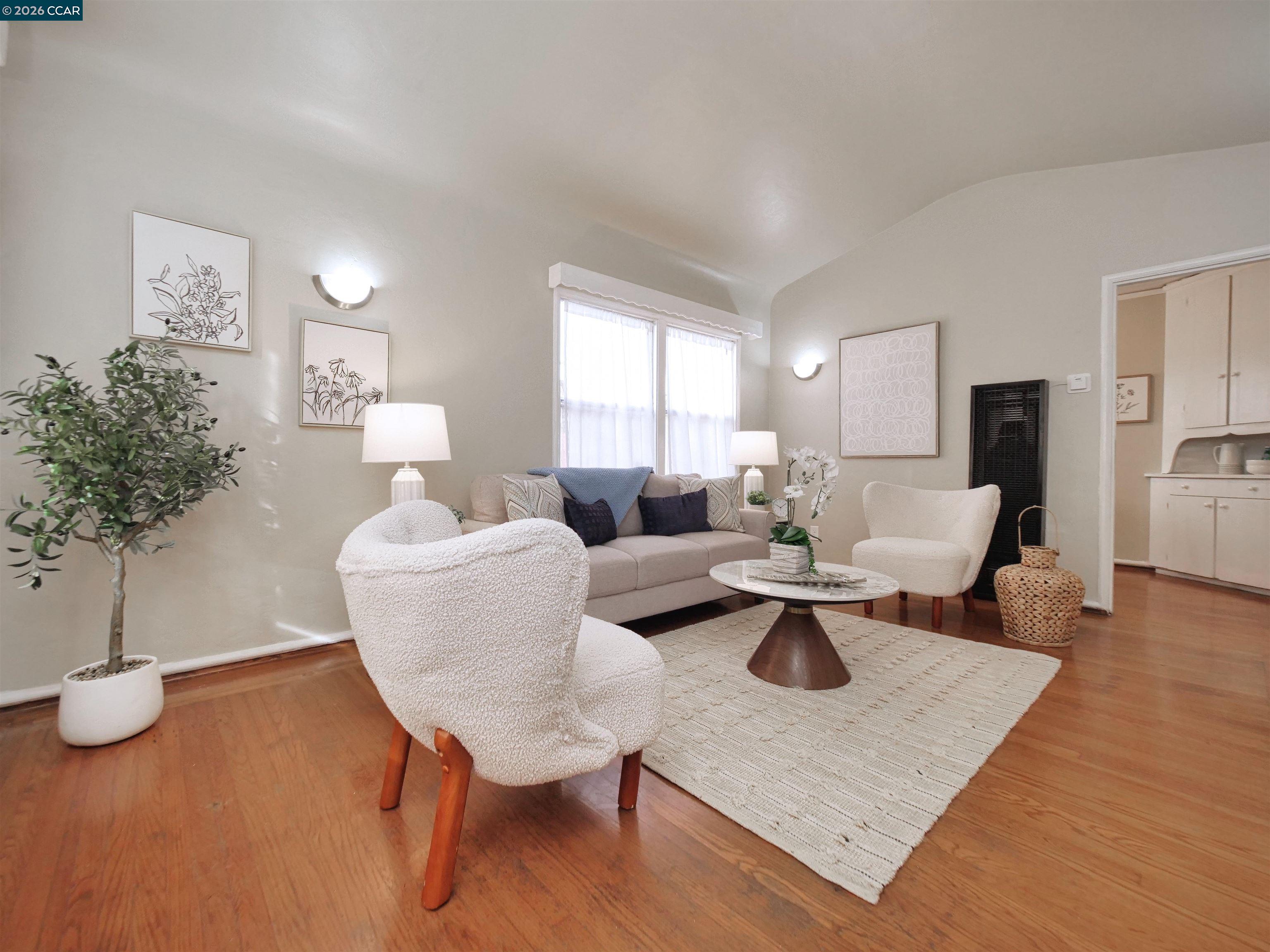 Detail Gallery Image 5 of 26 For 2555 Barrett Ave, Richmond,  CA 94804 - 2 Beds | 1 Baths