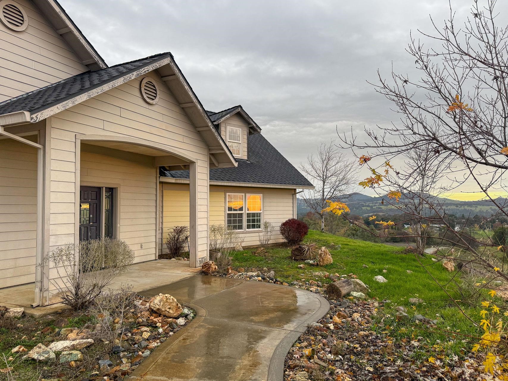 Detail Gallery Image 3 of 32 For 16446 Stamp Mill Loop, Jamestown,  CA 95327-9283 - 5 Beds | 4 Baths