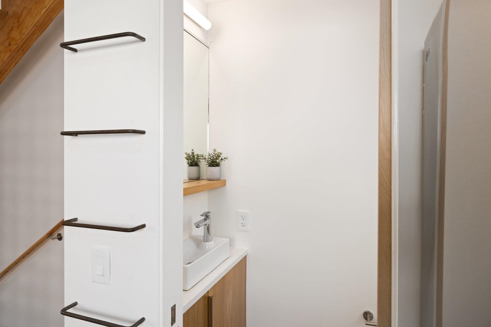 Detail Gallery Image 23 of 41 For 817 Jones, Berkeley,  CA 94710 - 2 Beds | 1/1 Baths