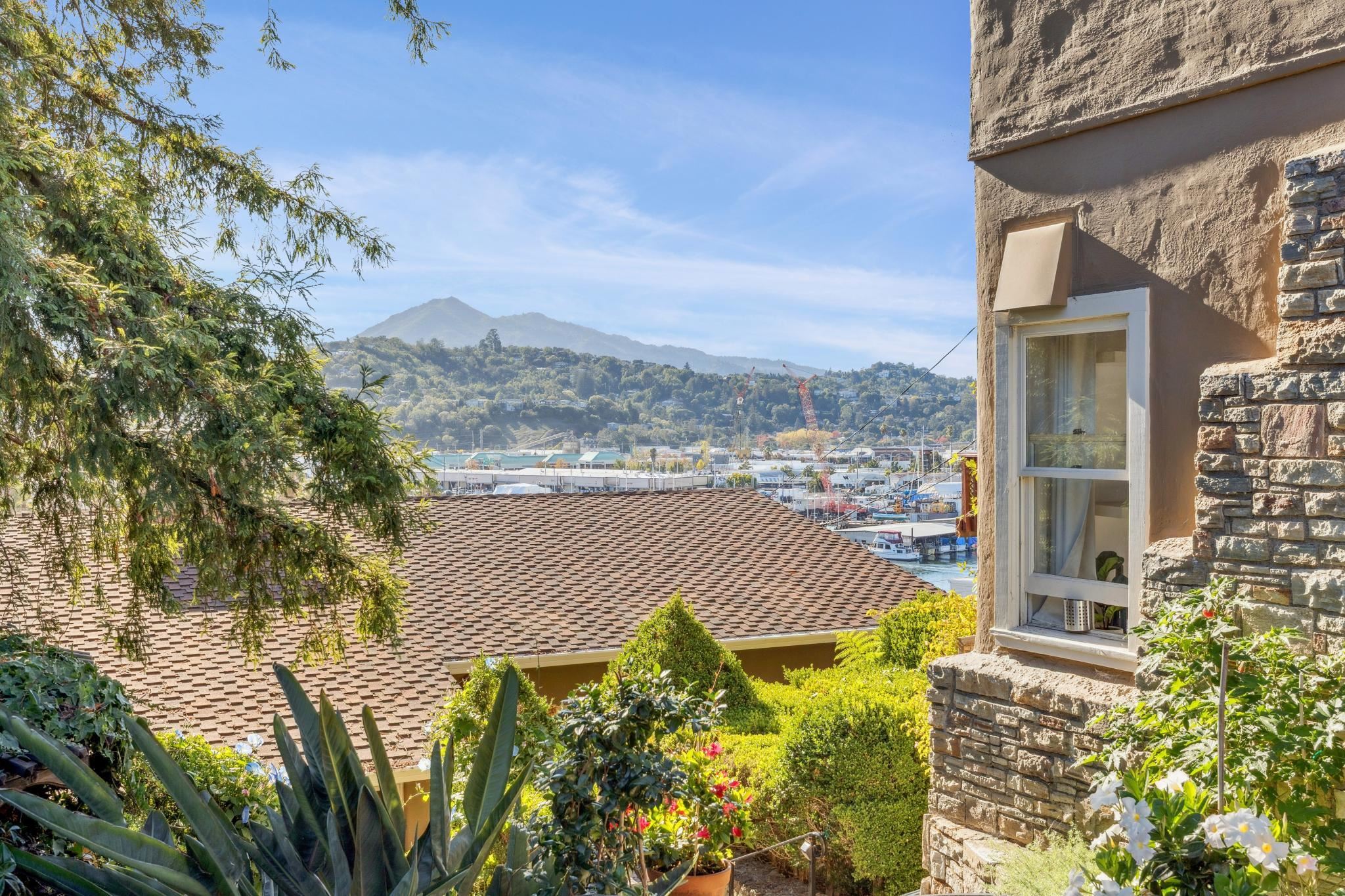 Detail Gallery Image 3 of 51 For 28 Marina Court Dr, San Rafael,  CA 94901 - 3 Beds | 2/1 Baths