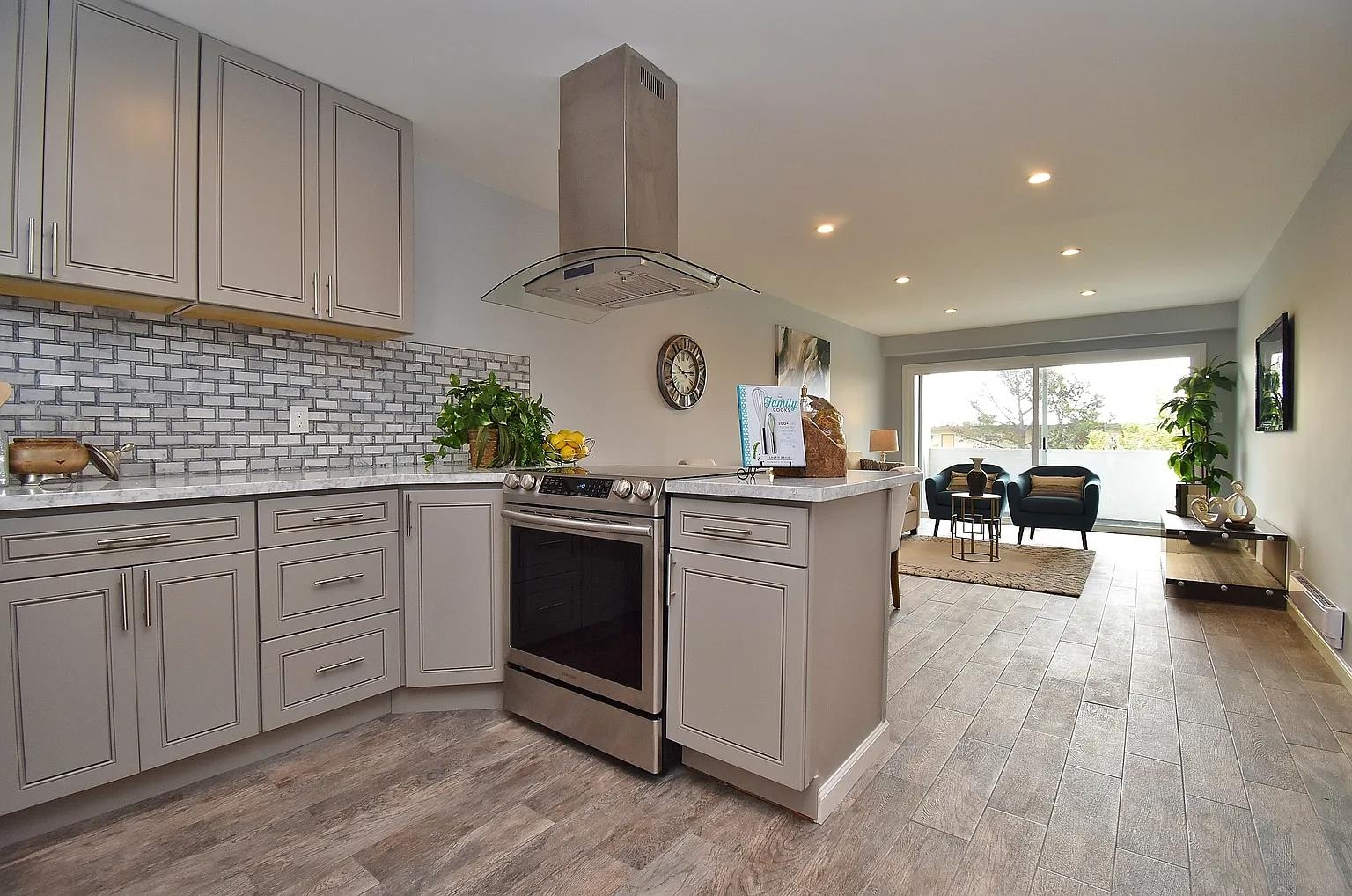 Detail Gallery Image 5 of 6 For 325 Kitty Hawk Rd #304,  Alameda,  CA 94501 - 2 Beds | 2 Baths