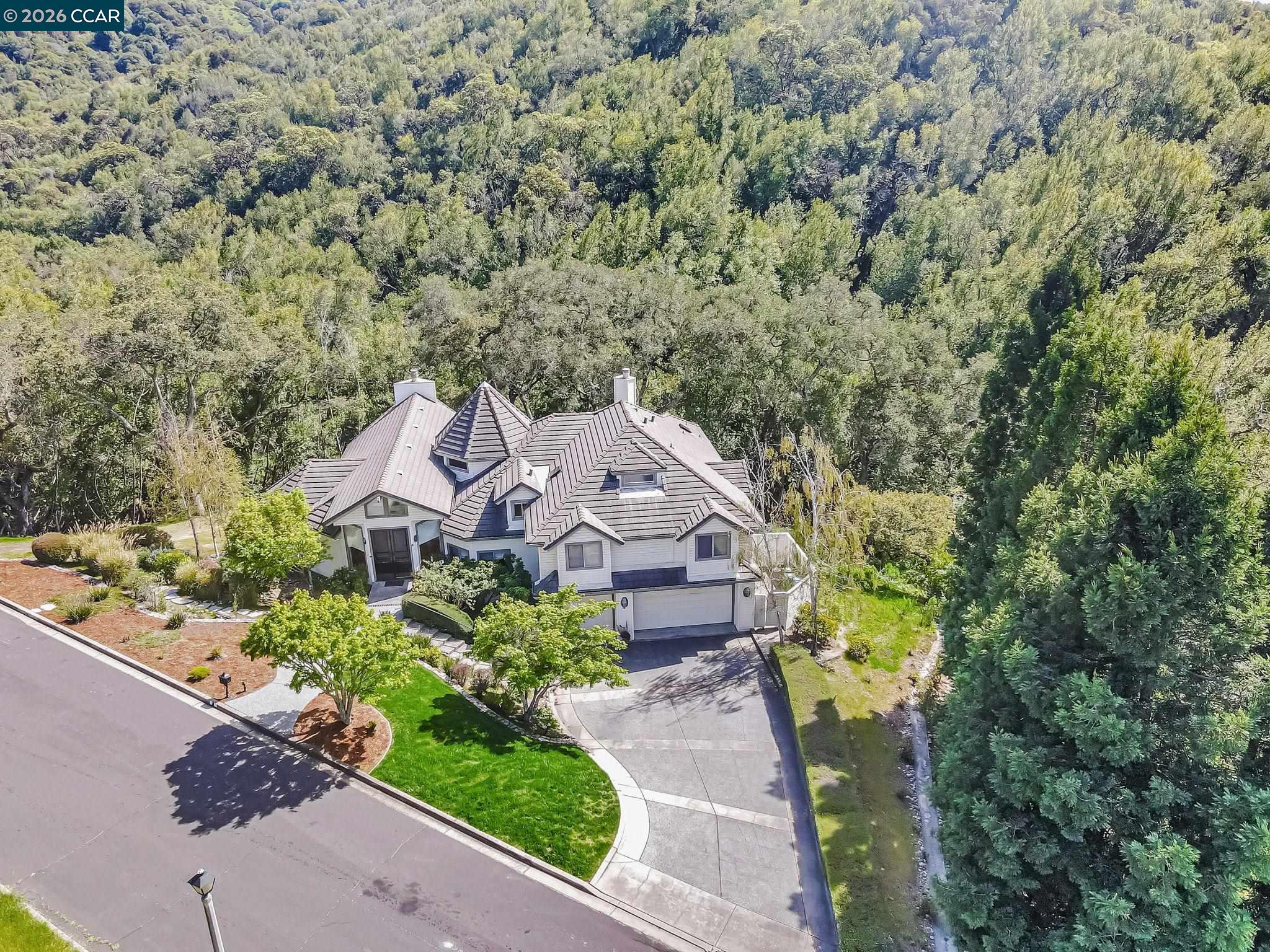 Detail Gallery Image 2 of 47 For 4 Julianna Ct, Moraga,  CA 94556 - 4 Beds | 4 Baths