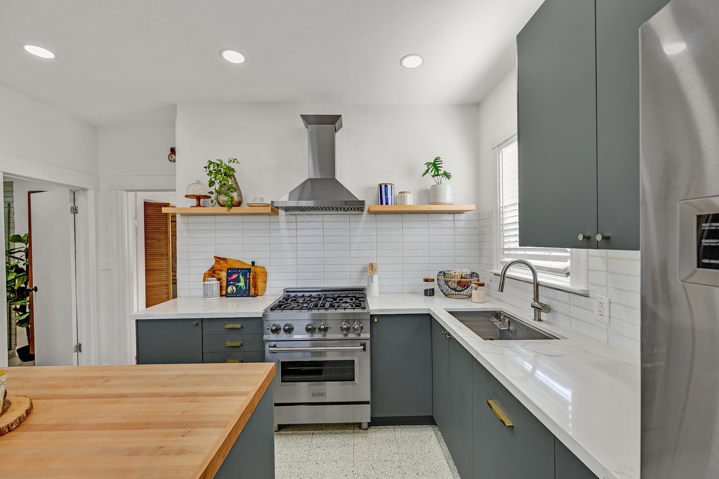 Detail Gallery Image 13 of 39 For 1919 48th Ave, Oakland,  CA 94601 - 4 Beds | 2 Baths