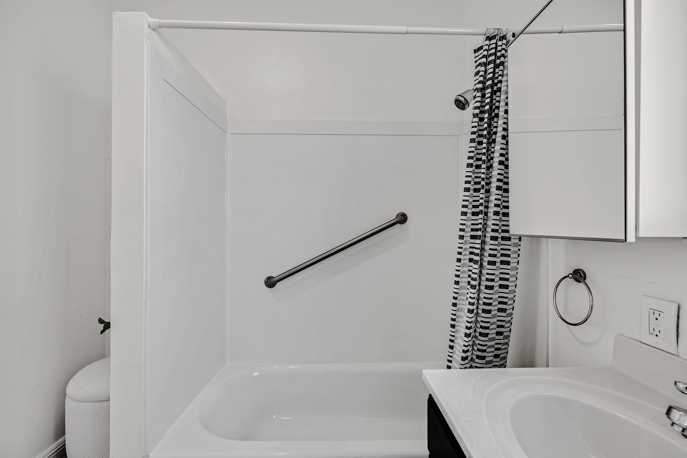 Detail Gallery Image 16 of 39 For 1919 48th Ave, Oakland,  CA 94601 - 4 Beds | 2 Baths