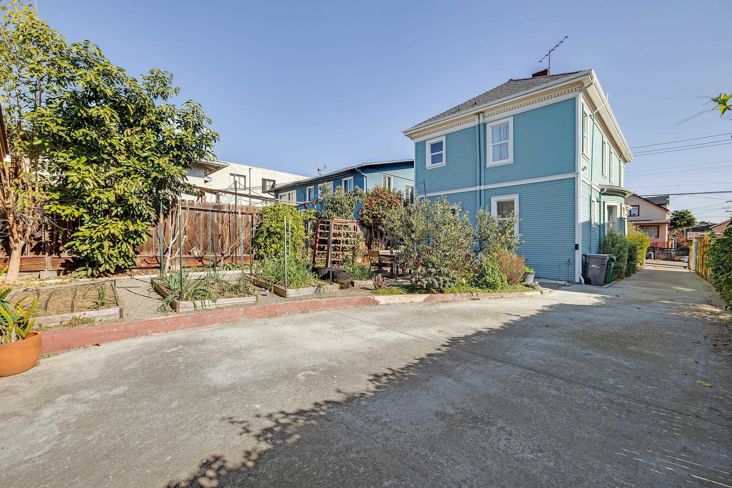 Detail Gallery Image 4 of 39 For 1919 48th Ave, Oakland,  CA 94601 - 4 Beds | 2 Baths