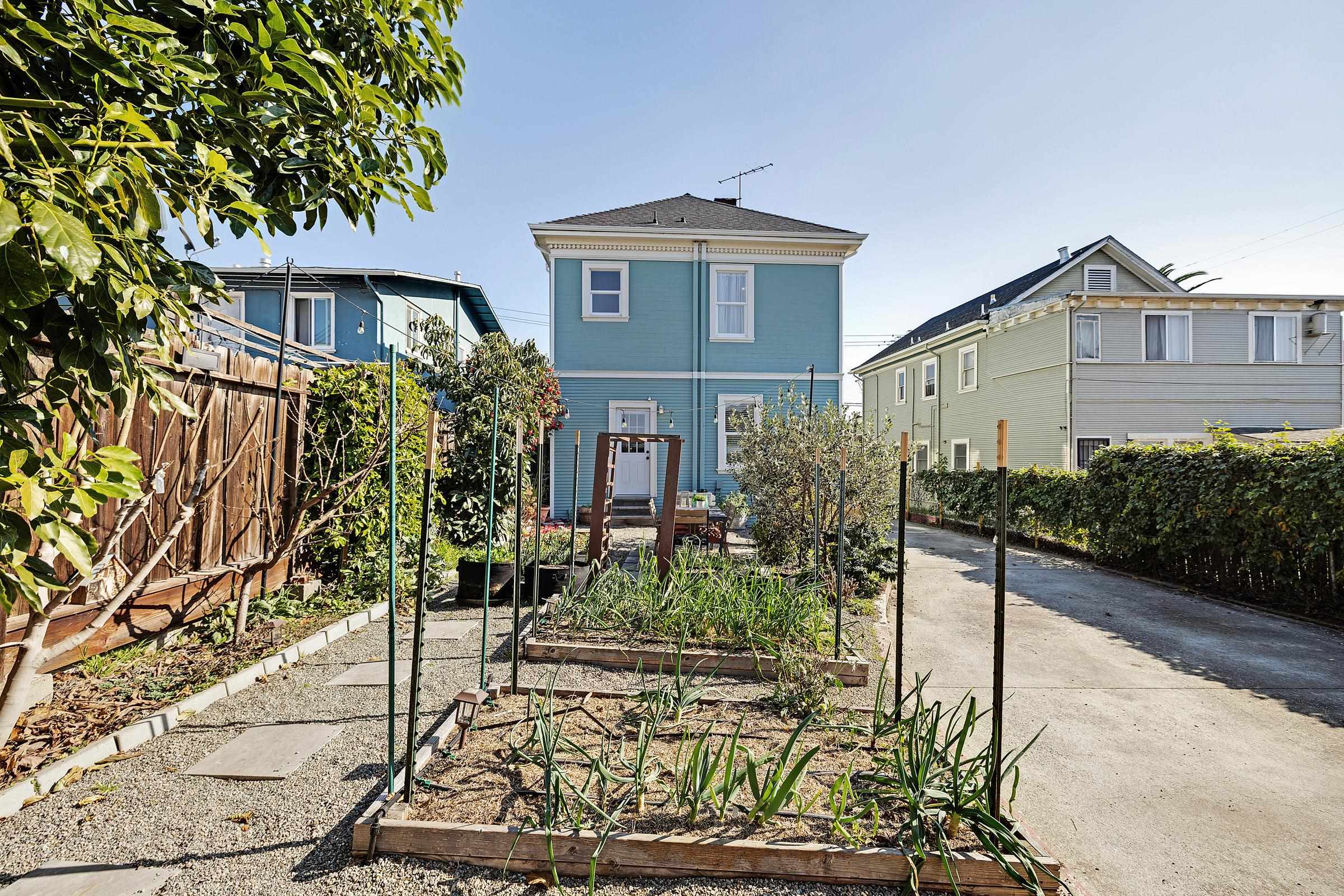 Detail Gallery Image 5 of 39 For 1919 48th Ave, Oakland,  CA 94601 - 4 Beds | 2 Baths