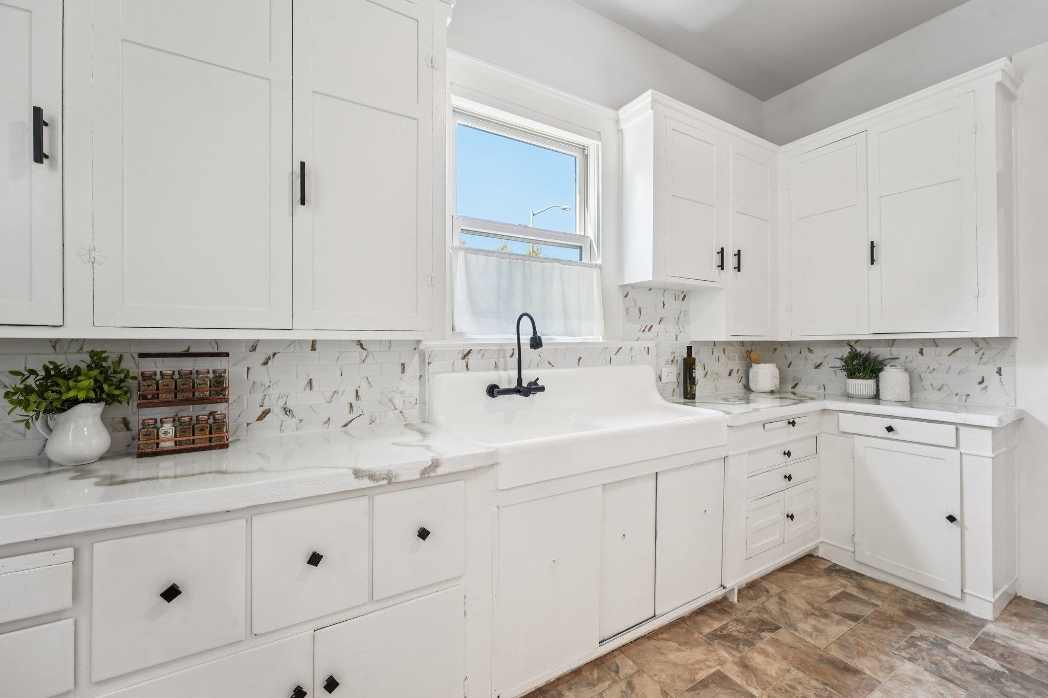 Detail Gallery Image 12 of 31 For 1549 5th Ave, Oakland,  CA 94606 - 4 Beds | 2 Baths