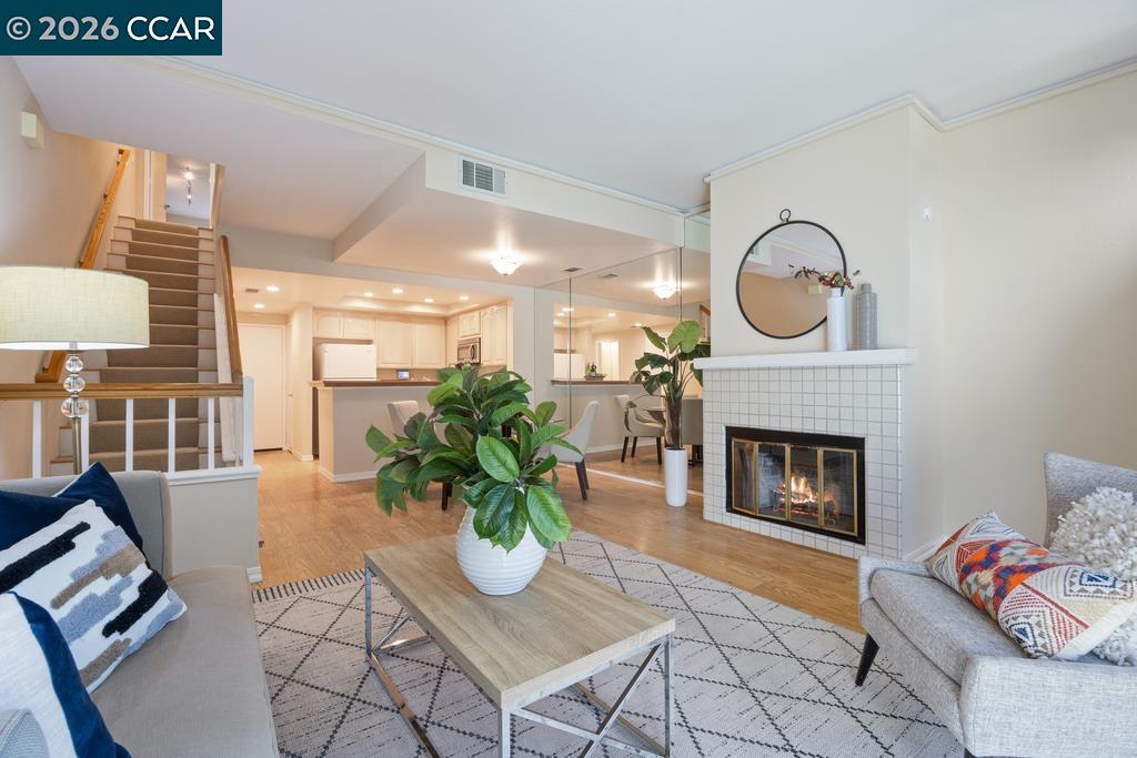 Detail Gallery Image 4 of 38 For 231 Sunspring Ct, Pleasant Hill,  CA 94523 - 2 Beds | 2/1 Baths