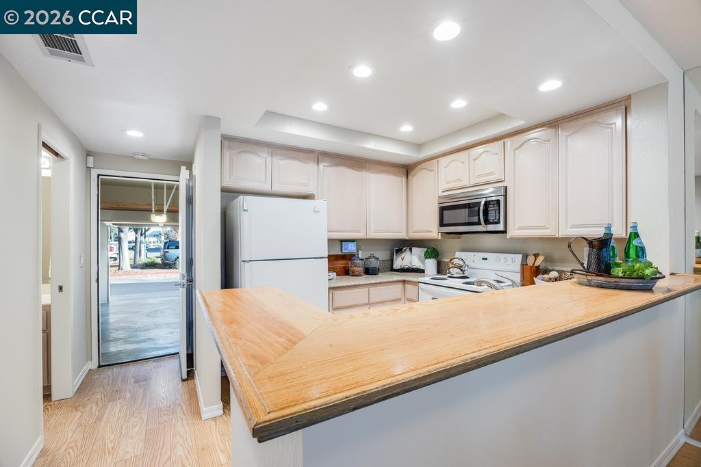 Detail Gallery Image 7 of 38 For 231 Sunspring Ct, Pleasant Hill,  CA 94523 - 2 Beds | 2/1 Baths