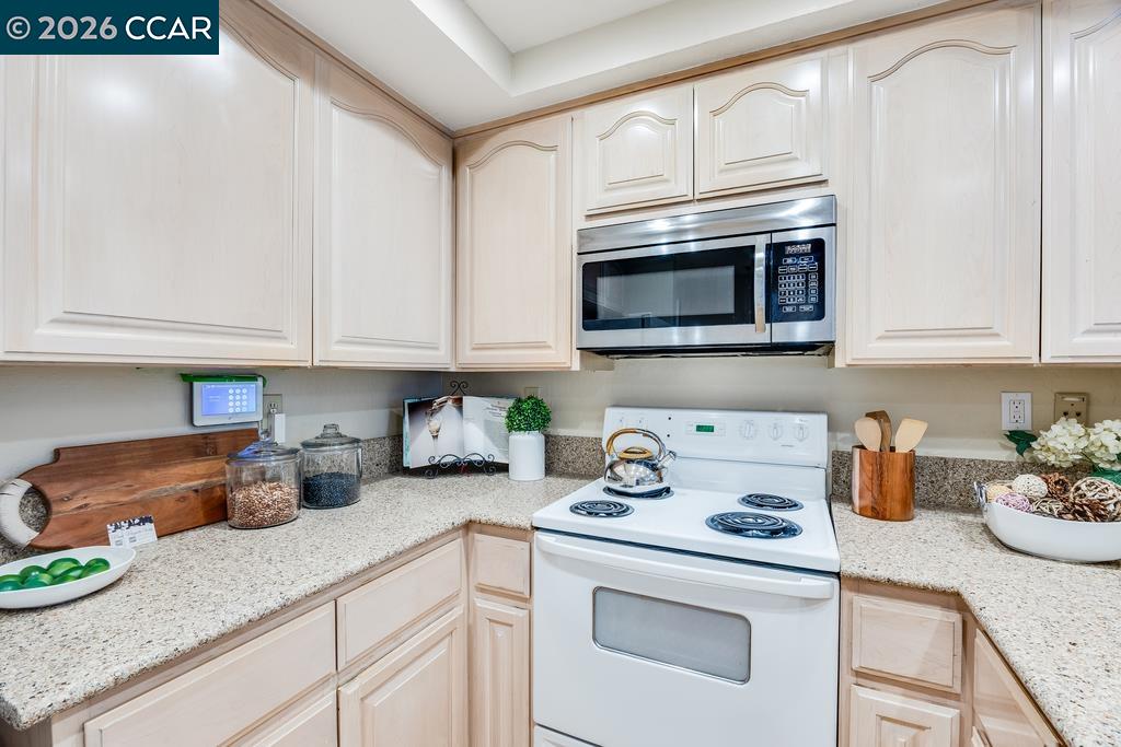 Detail Gallery Image 8 of 38 For 231 Sunspring Ct, Pleasant Hill,  CA 94523 - 2 Beds | 2/1 Baths