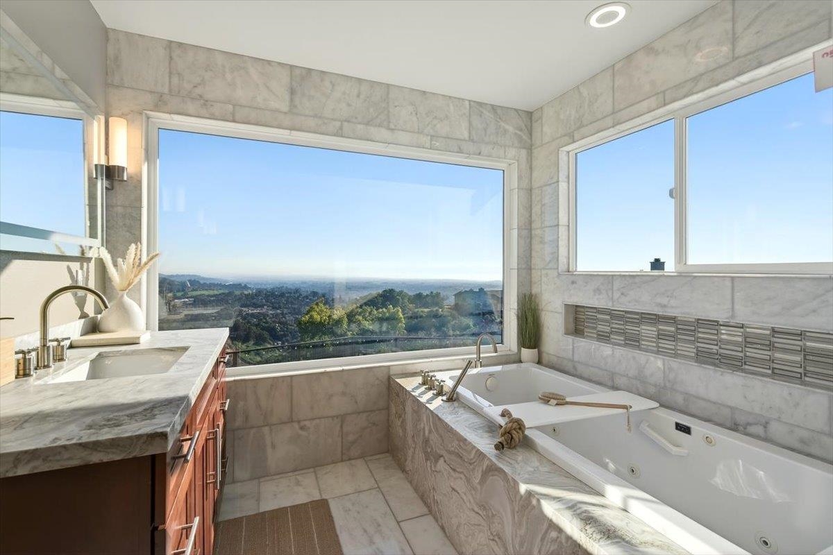 Detail Gallery Image 6 of 60 For 4308 View Crest Ct, Oakland,  CA 94619 - 4 Beds | 2/1 Baths