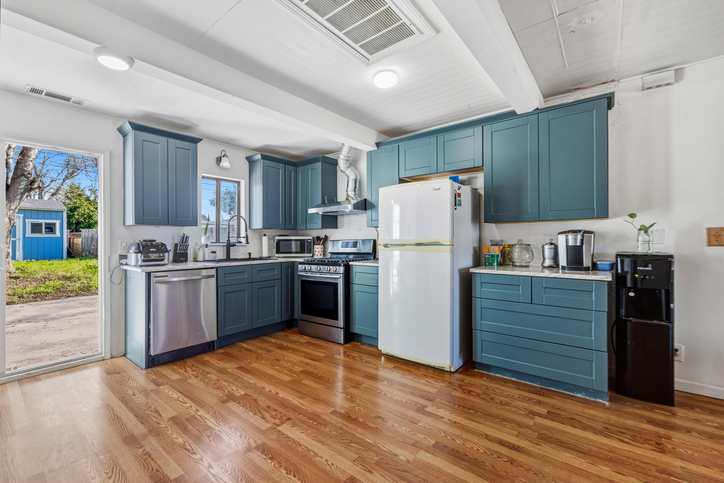 Detail Gallery Image 6 of 29 For 1704 East St, Tracy,  CA 95376 - 3 Beds | 2 Baths