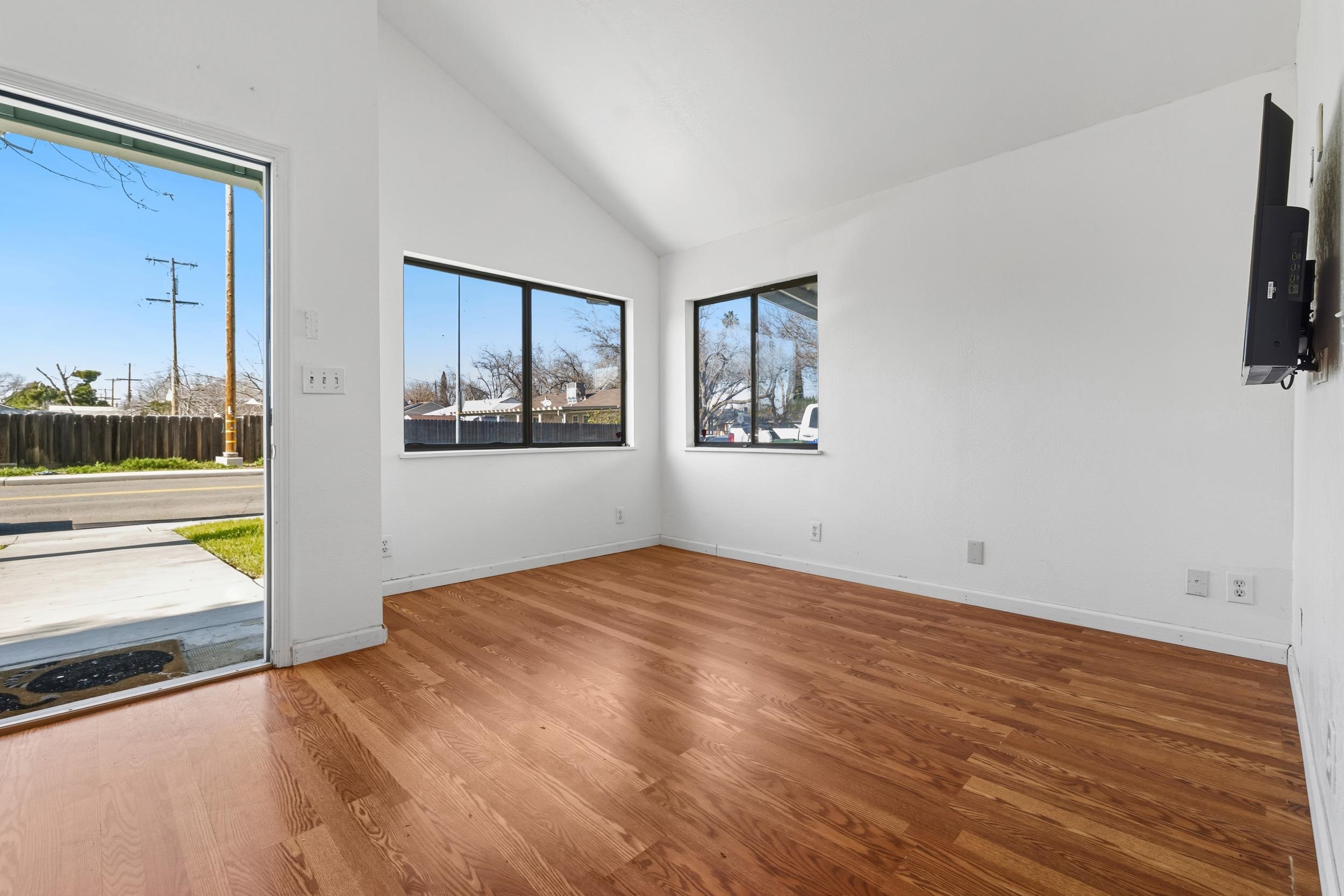 Detail Gallery Image 9 of 29 For 1704 East St, Tracy,  CA 95376 - 3 Beds | 2 Baths