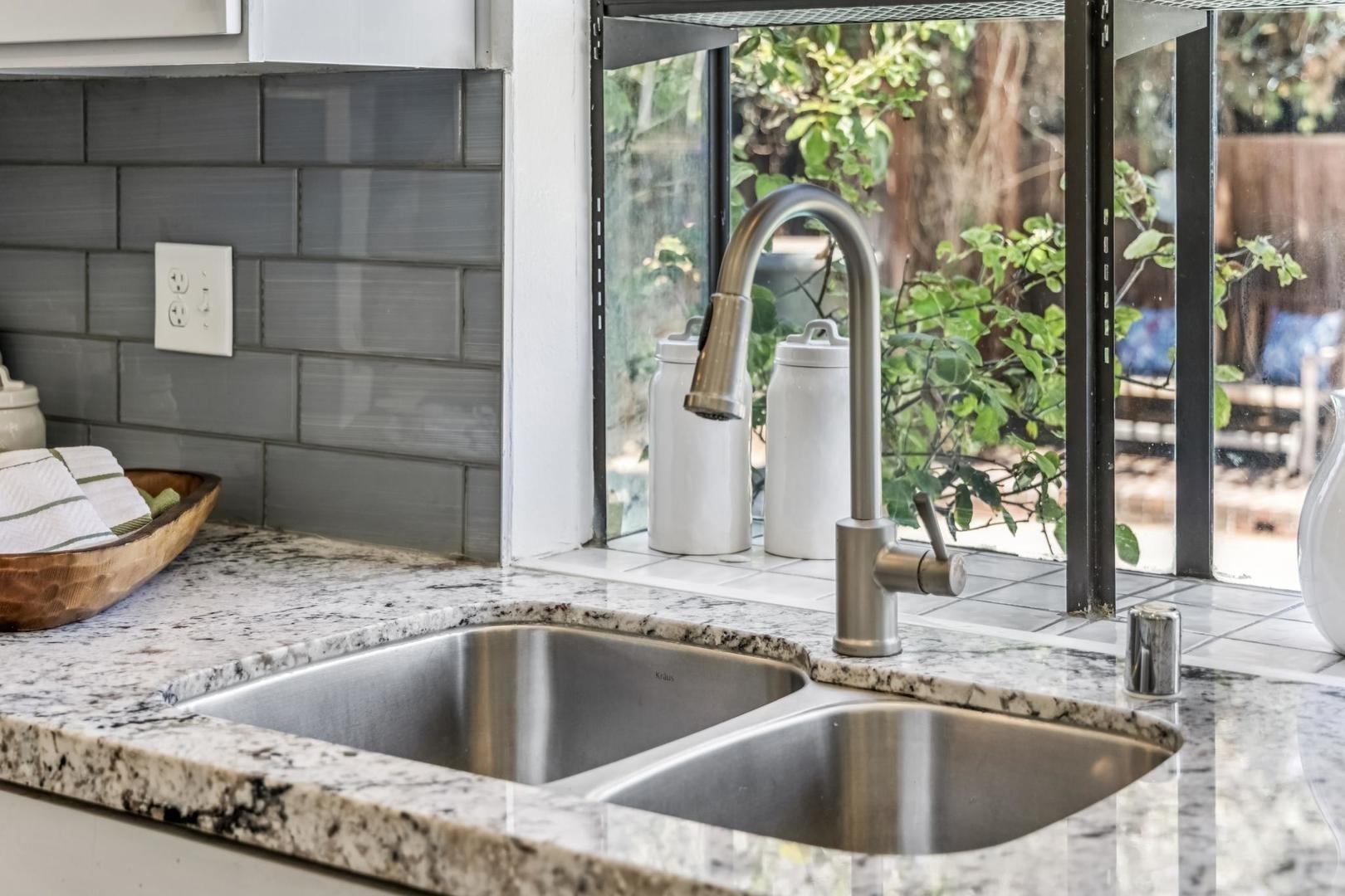 Detail Gallery Image 9 of 56 For 4943 Rice Dr, San Jose,  CA 95111 - 4 Beds | 2/1 Baths