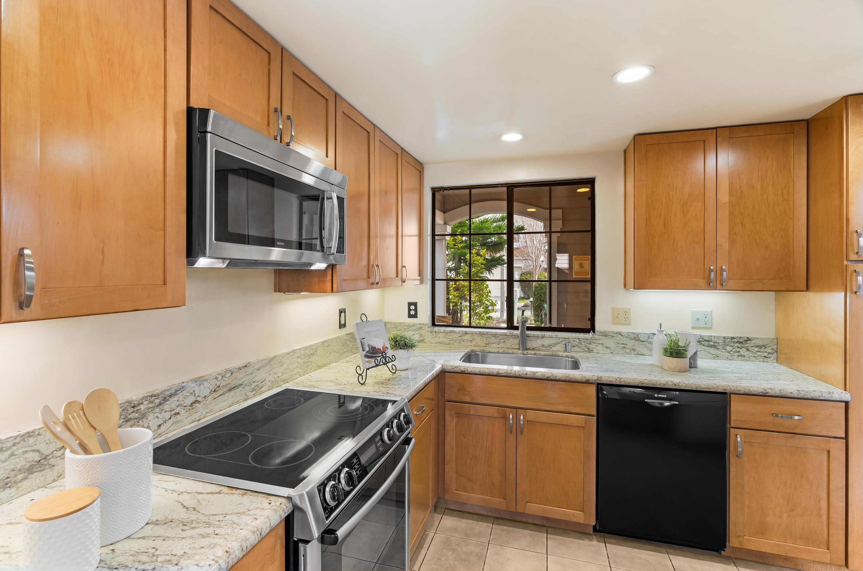 Detail Gallery Image 8 of 29 For 35 Leonard Ct, Alameda,  CA 94502 - 2 Beds | 2/1 Baths