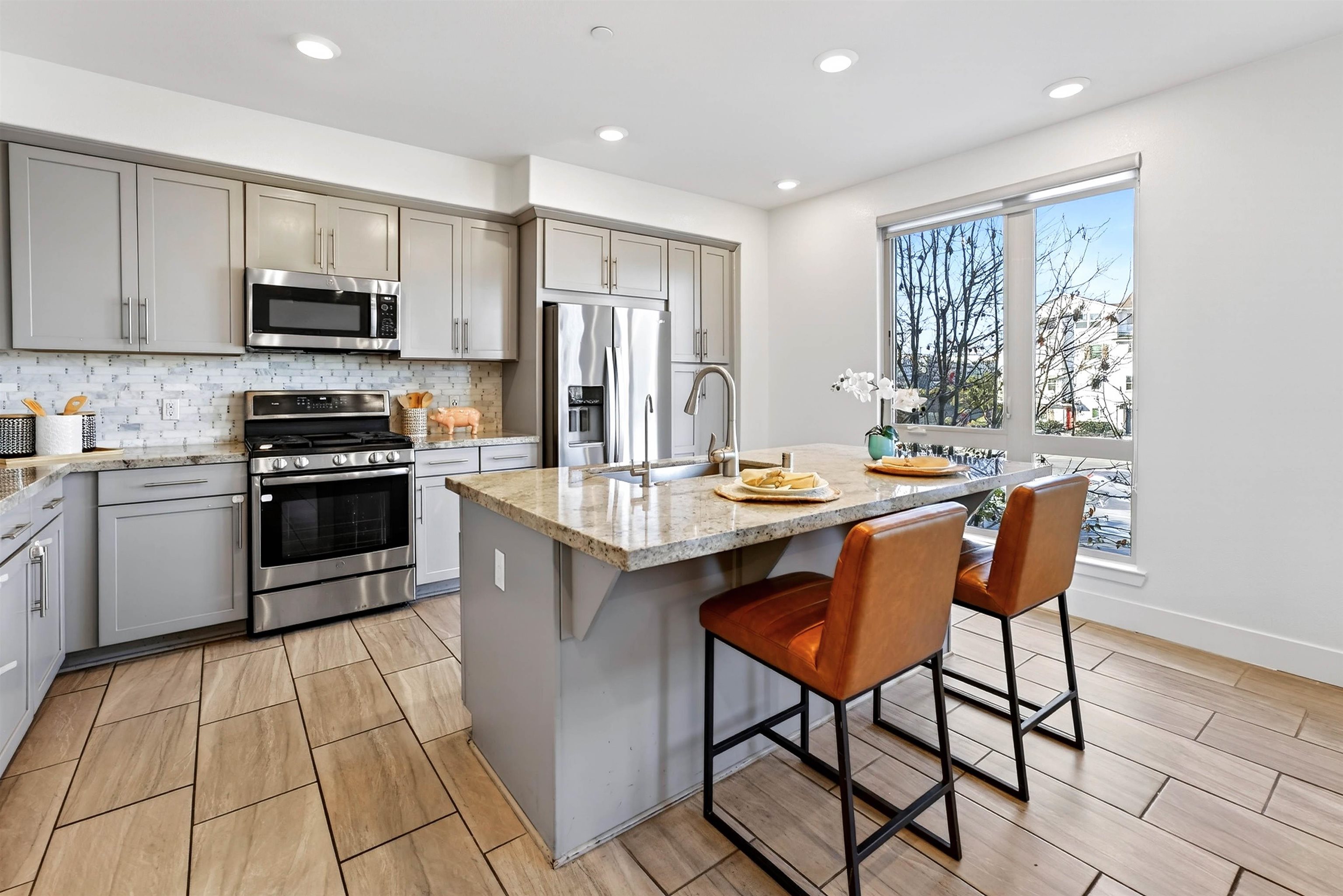 Detail Gallery Image 5 of 50 For 430 Montague Expy #20,  Milpitas,  CA 95035 - 3 Beds | 2/1 Baths