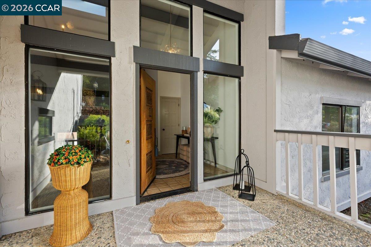 Detail Gallery Image 2 of 29 For 28 Tamarisk, Moraga,  CA 94556 - 2 Beds | 2 Baths