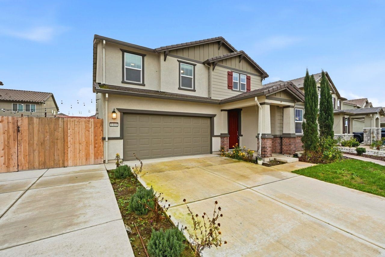 Detail Gallery Image 4 of 45 For 1444 Meridian St, Manteca,  CA 95337 - 5 Beds | 3 Baths